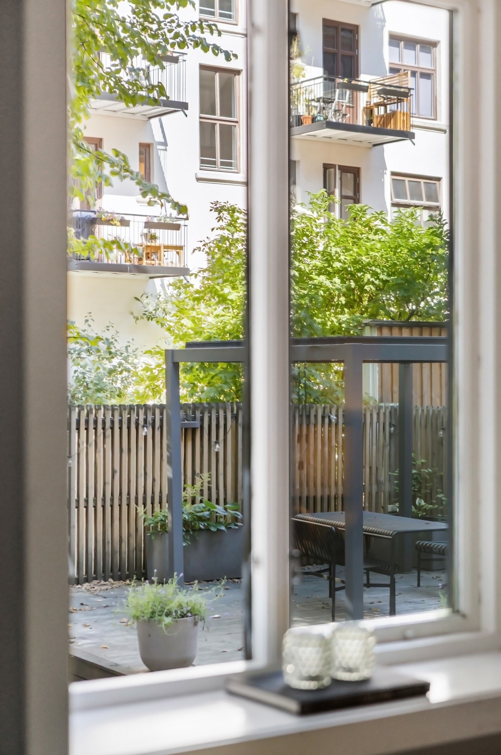 Hyggelig utsyn mot sameiets fine bakgård. Galleribilde