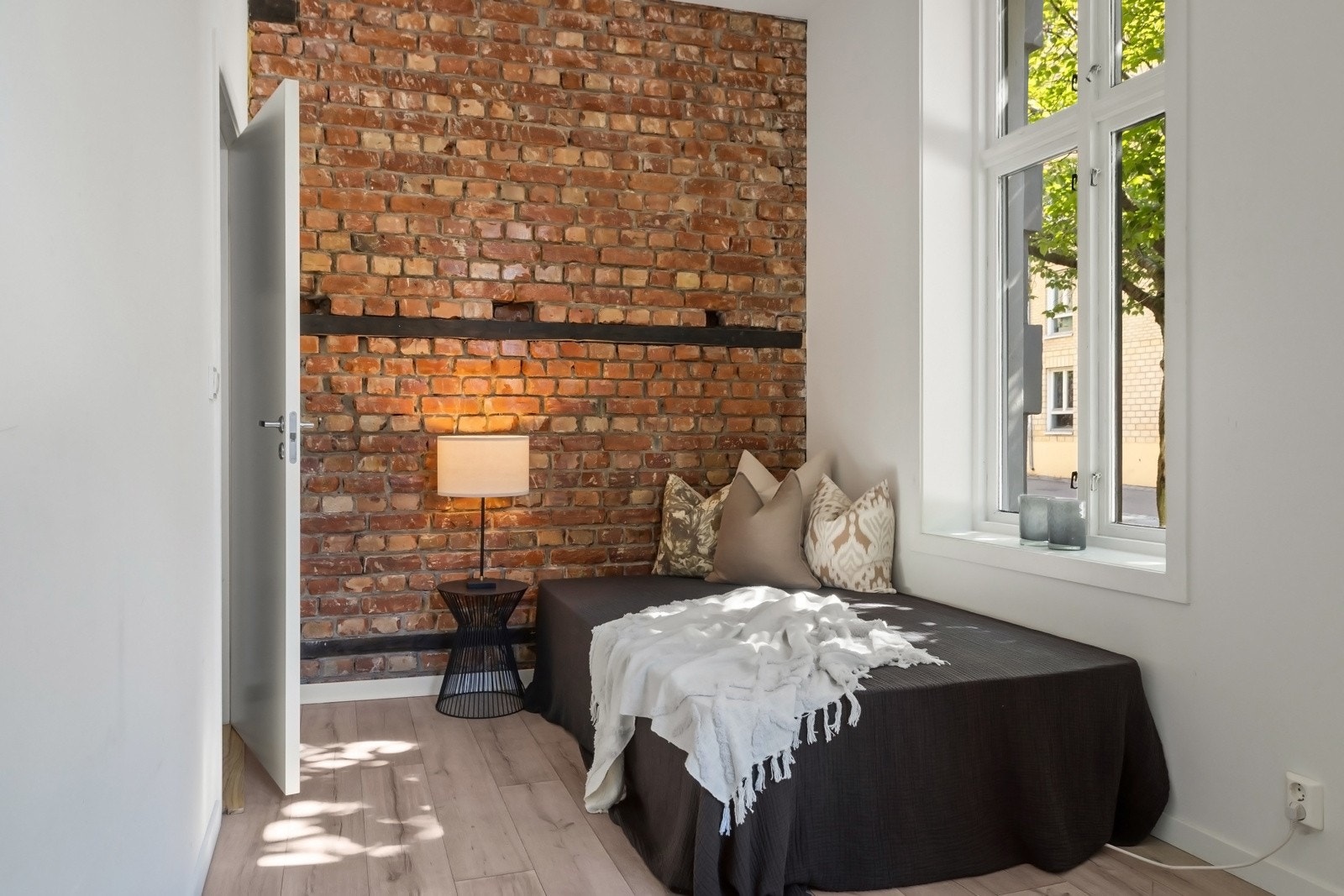 Soverom tilstøtende stuen. Rommet kan enkelt tilbakeføres til en stor hjørnestue ved å inkludere dette arealet i den nåværende stuen. Galleribilde