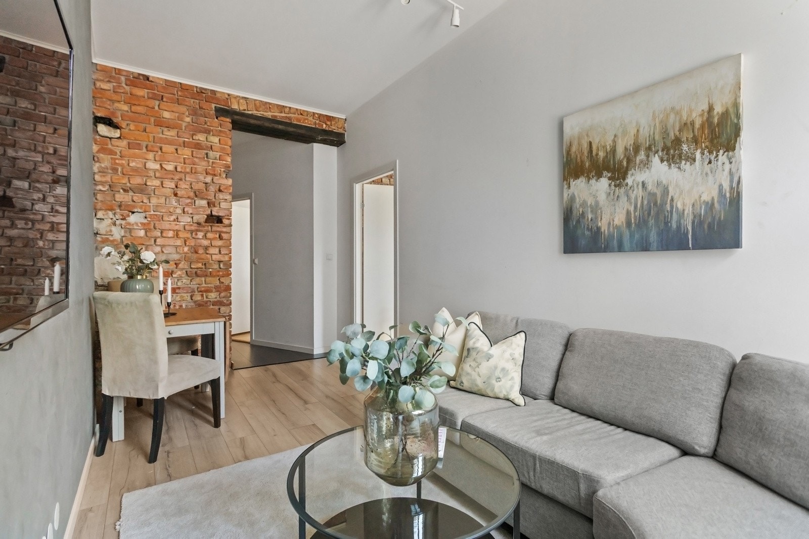 Pipeløp i stuen gir mulighet for etablering av peis. Leiligheten er per i dag innredet med tanke på utleie, der antall soverom er prioritert fremfor størrelsen på stuen, men dette kan endres ved å åpne opp mellom stuen og tilstøtende soverom. Galleribilde