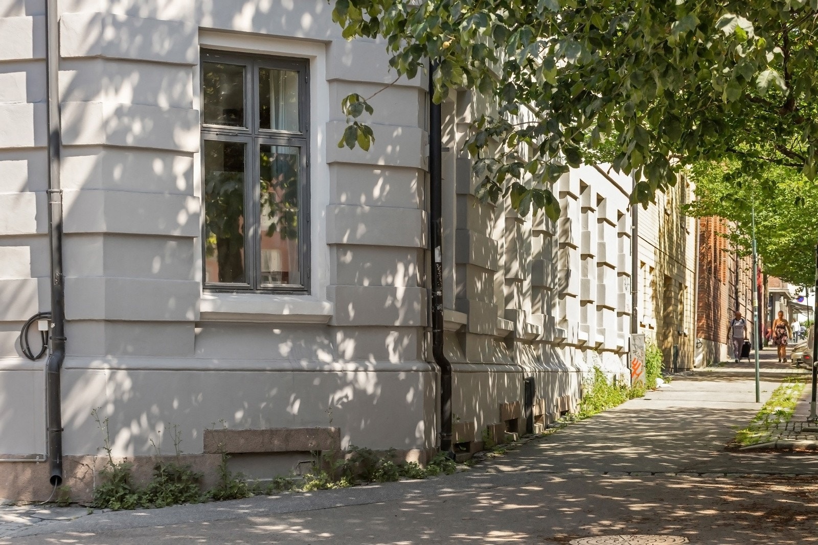 Leiligheten ligger mot hjørnet av bygget, i en rolig gate med svært sentral beliggenhet. Galleribilde