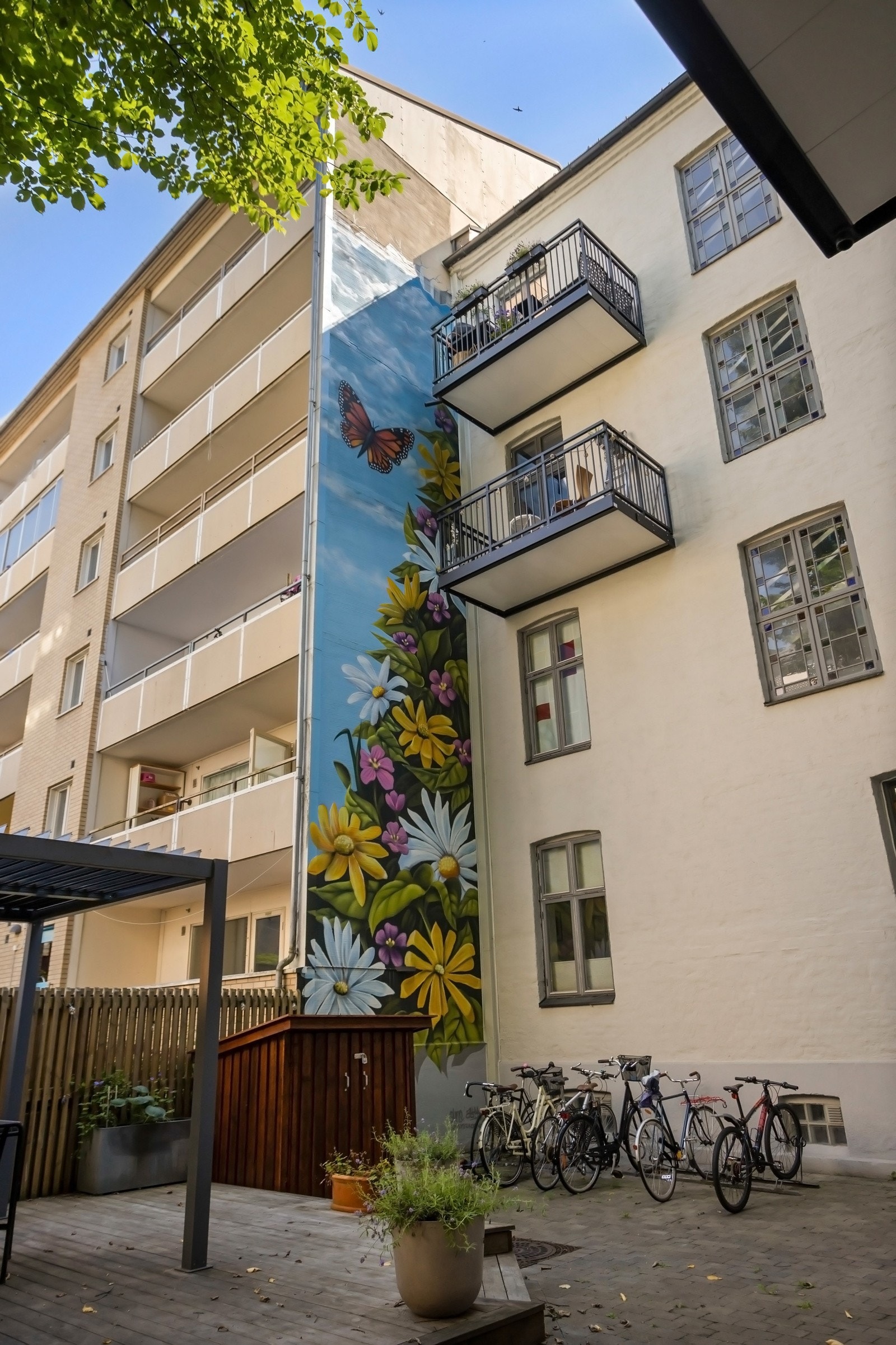 Skjermet og pent opparbeidet bakgård med terrasseplatting og sykkelparkering. Galleribilde