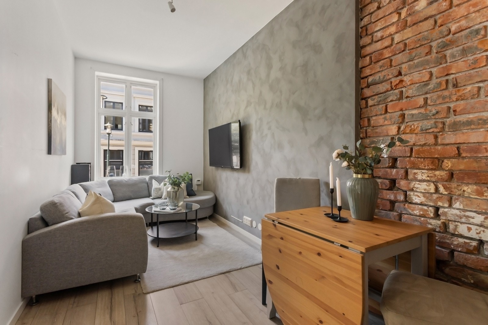 Stuen ligger i enden av leiligheten med stort vindu mot gaten. Takhøyden er på ca. 2,8 meter og det er god plass til sofa og tv-løsning. Galleribilde