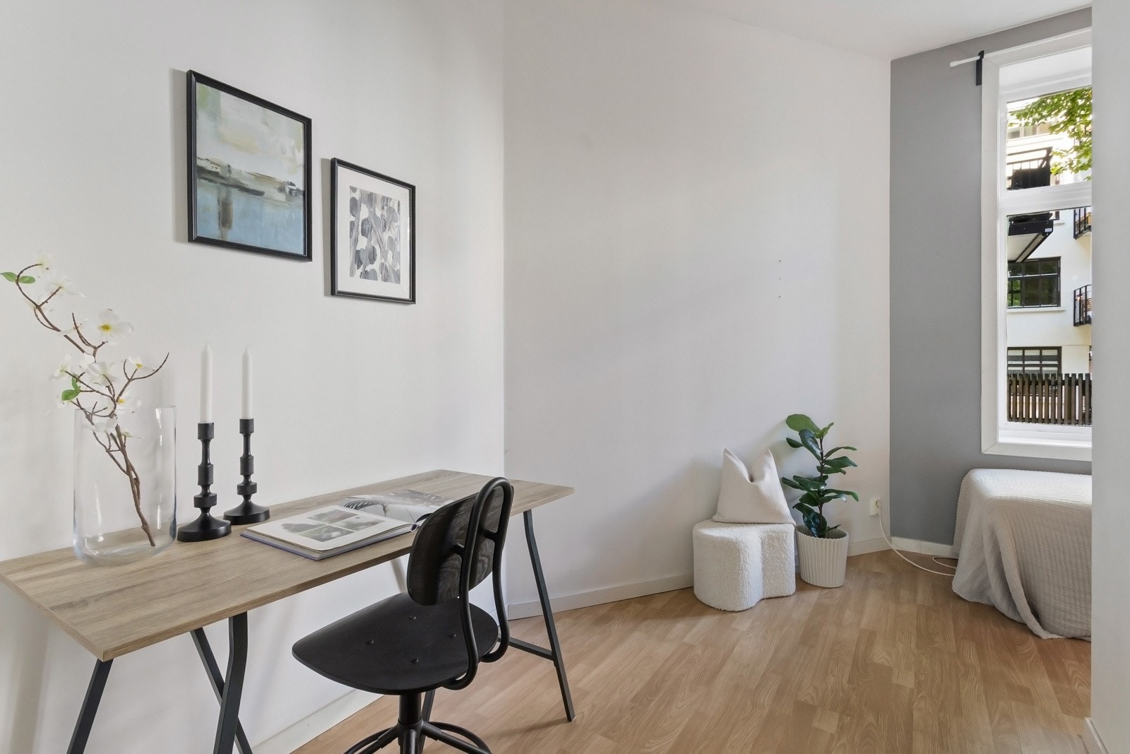 Soverom 2 - Leiligheten har fem gode soverom, hvorav fire mot gaten og ett inn mot bakgården. Rommene er lyse og fine med god takhøyde på rundt 2,8 meter, godt dagslys fra krysspostvinduer, lysmalte, glatte veggflater og noen vegger i rustikk tegl. Galleribilde