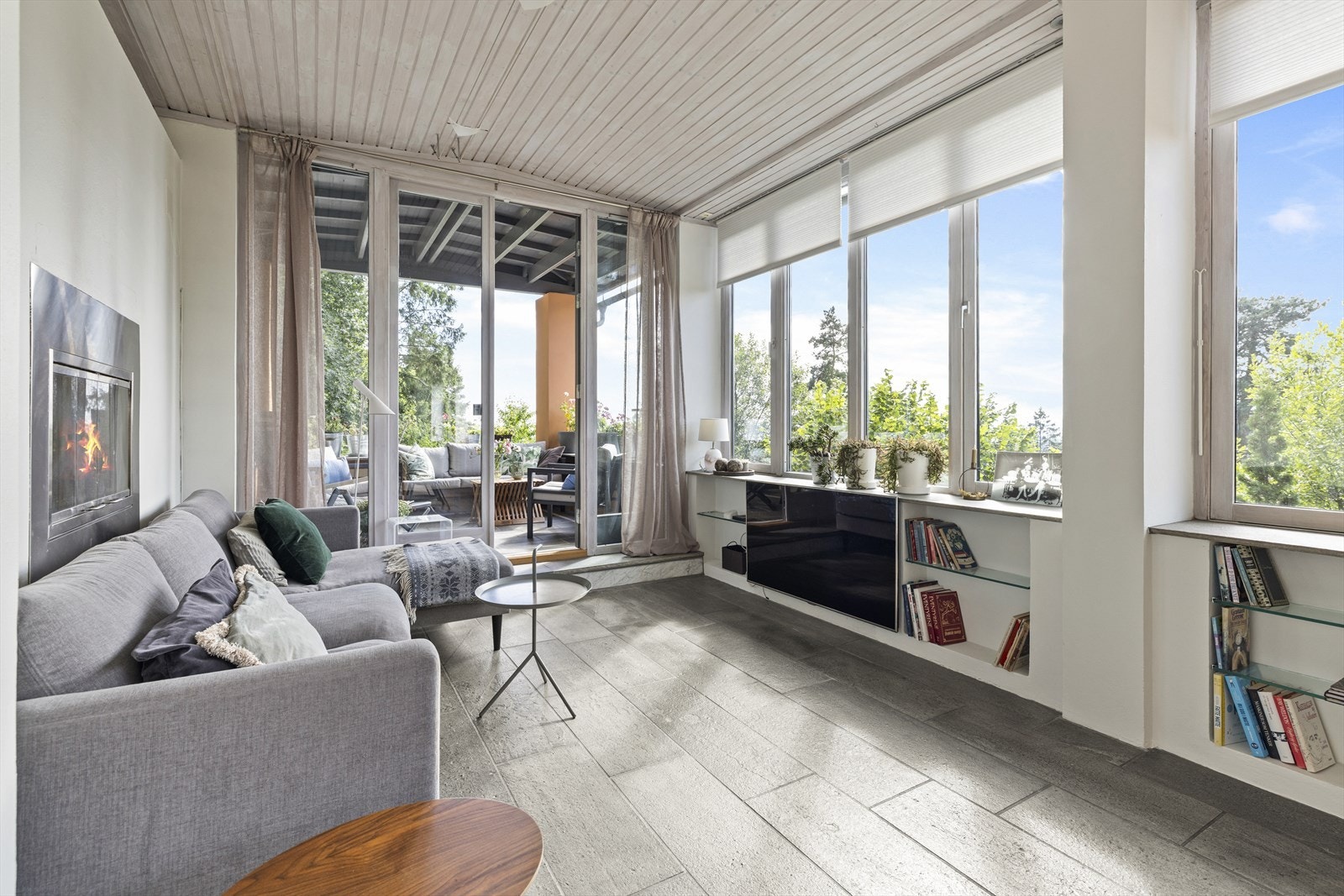 Fra stuen er det doble dører ut til overbygget terrasse. Galleribilde