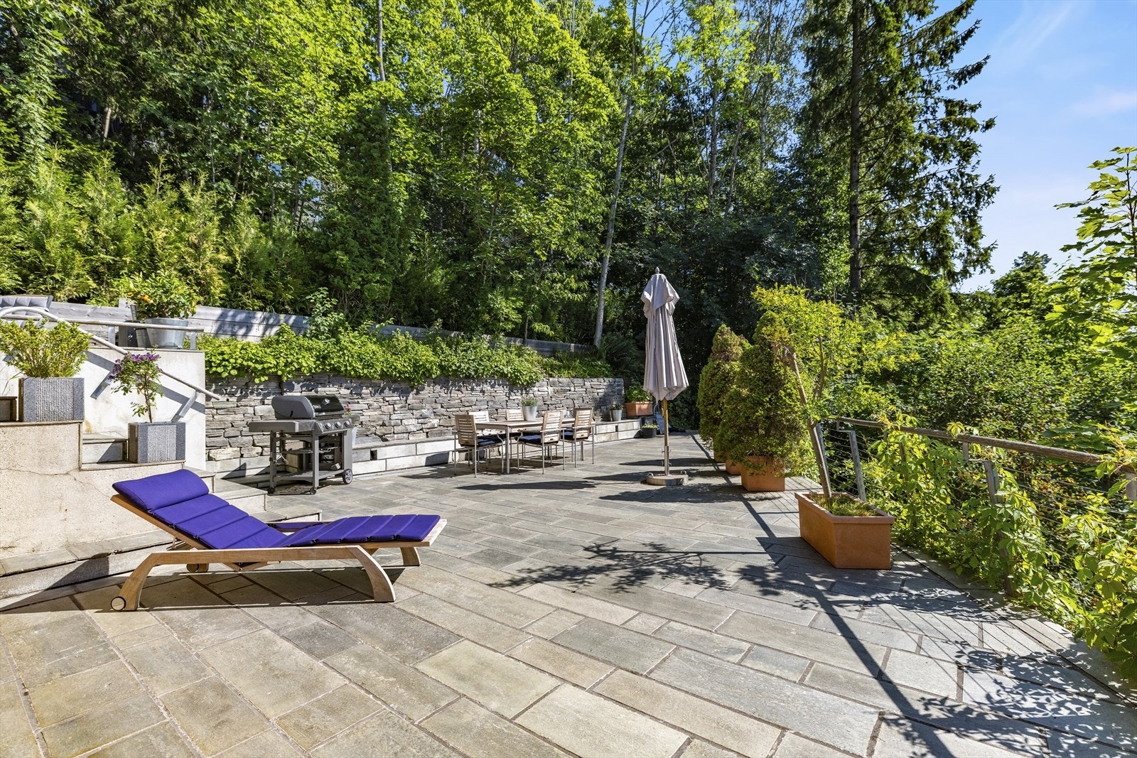 Romslig tomt som er opparbeidet med store, flotte terrasseområder. Galleribilde