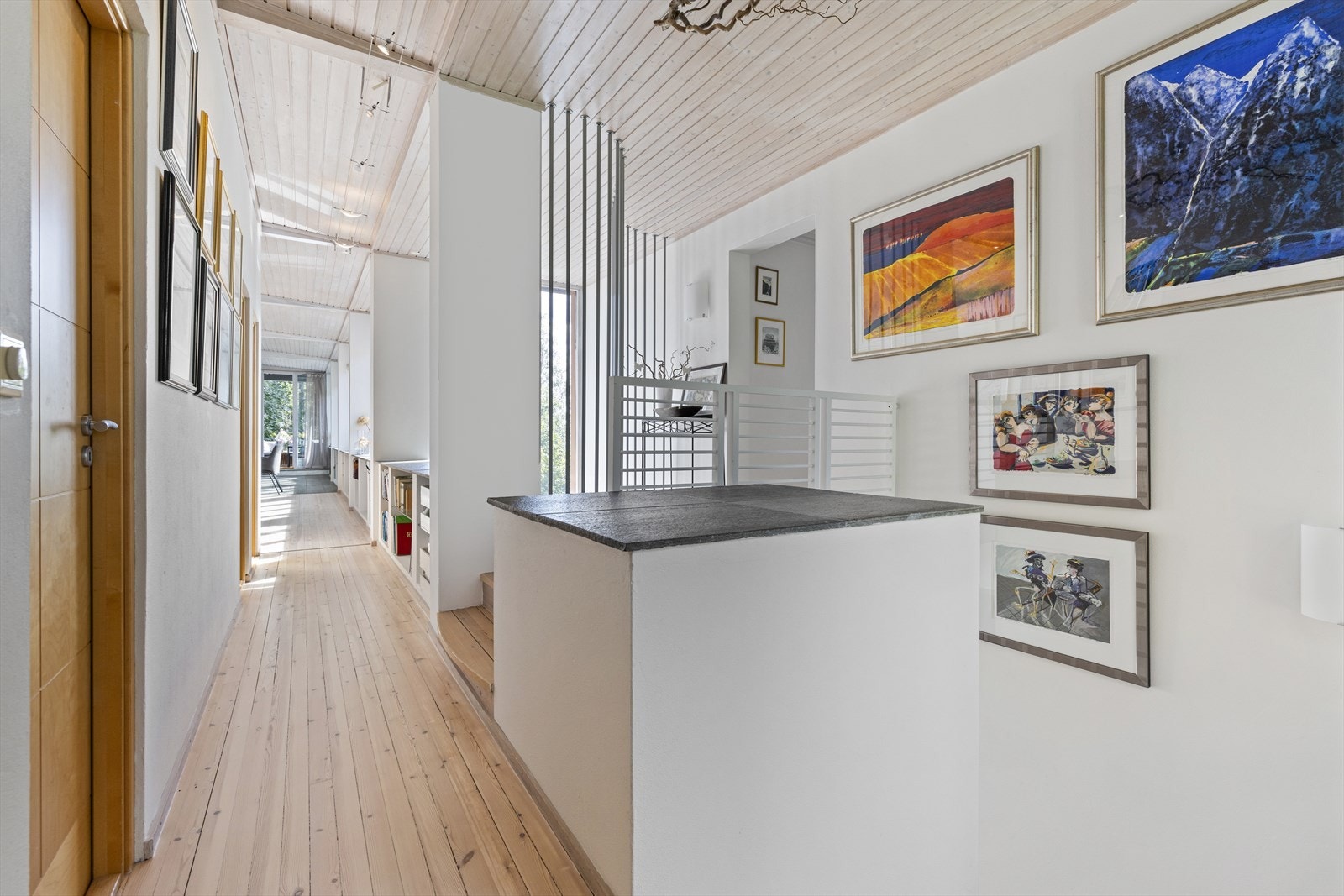 2.etasjen er svært lys, her ser du inn mot stuen og kjøkkenet, til høyre kommer du til den andre stuen. Galleribilde