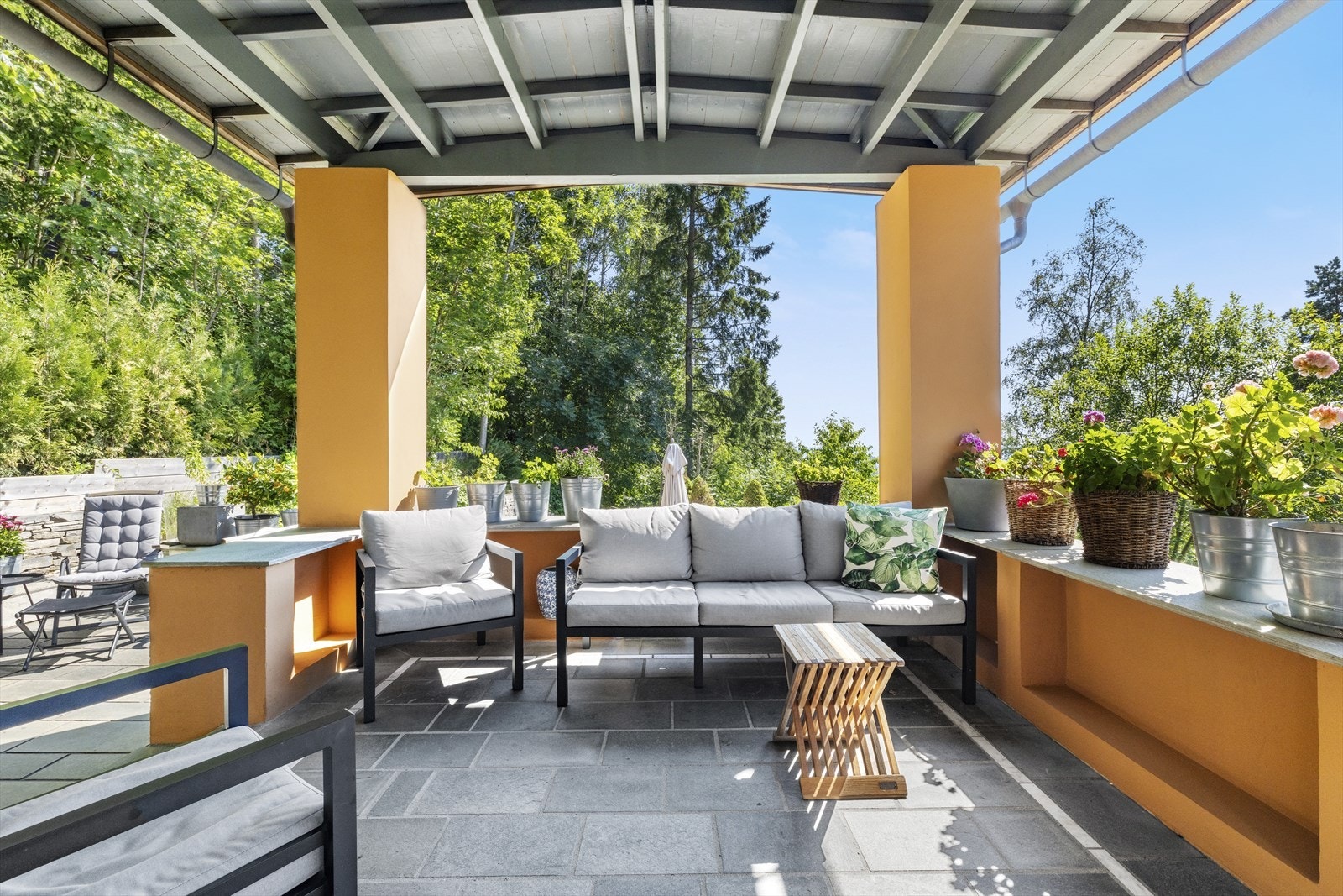 En naturlig forlengelse av stuen på sommerstid. Galleribilde