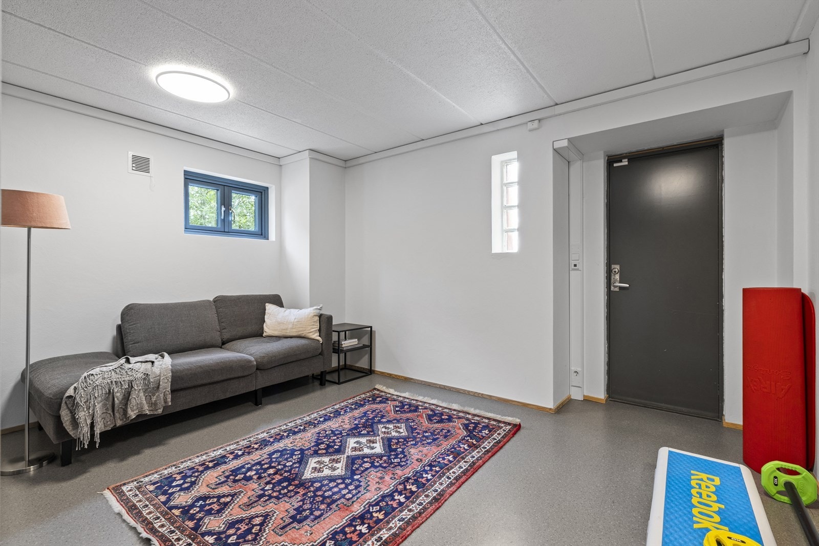 Innredet rom i underetasjen med direkte adkomst fra terreng. Rommet er ikke godkjent til varig opphold. Galleribilde