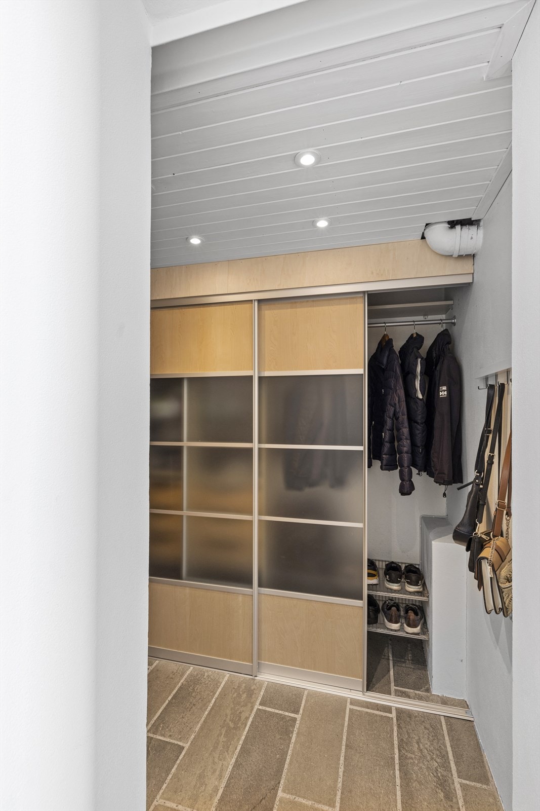 Praktisk garderobe i tilknytning til entreen. Det er varme i gulvet. Galleribilde