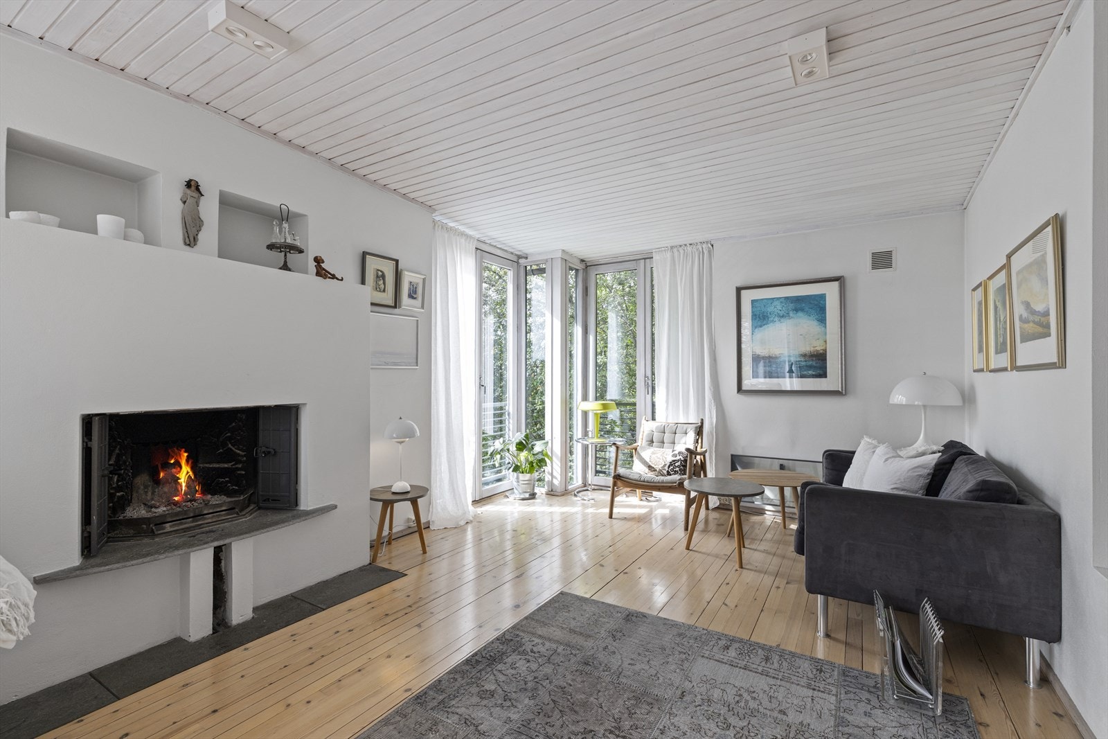 Franske balkongdører på alle vinduene. Galleribilde
