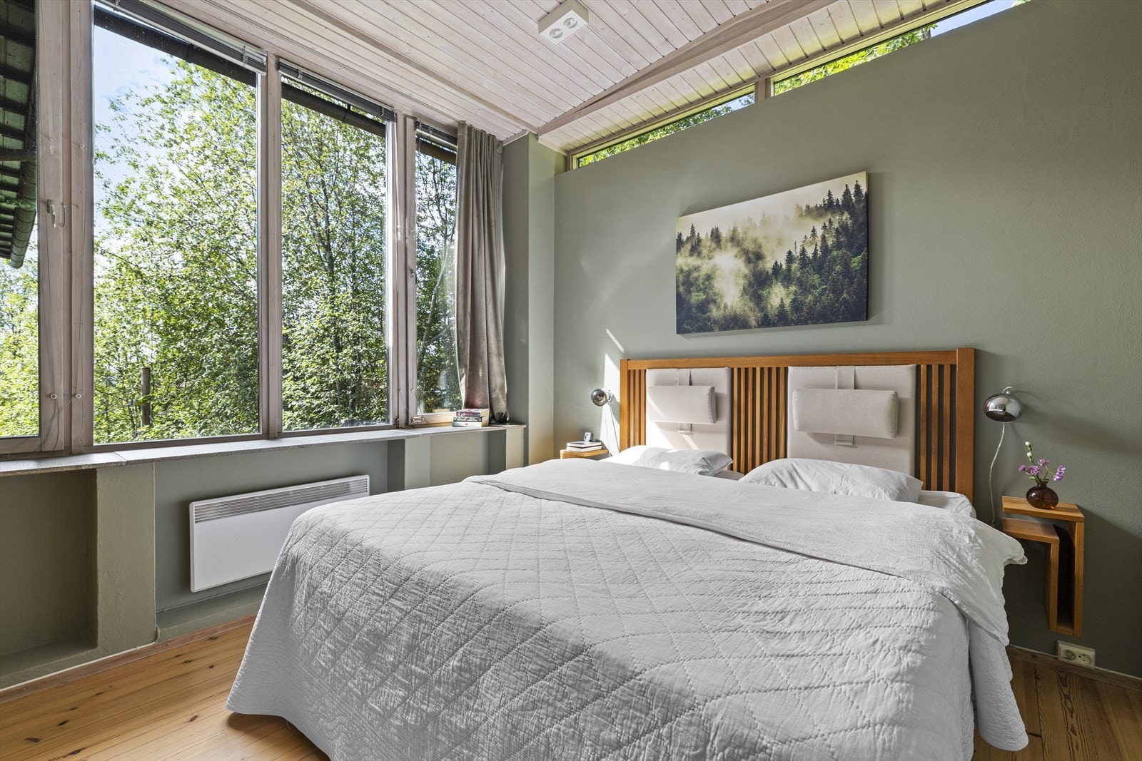 Hovedsoverommet finner du i 2.etg. Store vindusflater uten innsyn. Galleribilde
