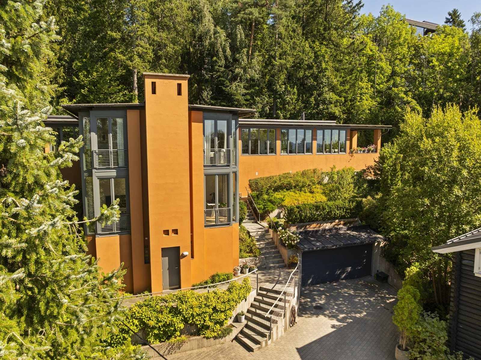 En lys og stilig murvilla i funkisstil tegnet av arkitekt Knut Hjeltnes. Velkommen inn! Galleribilde