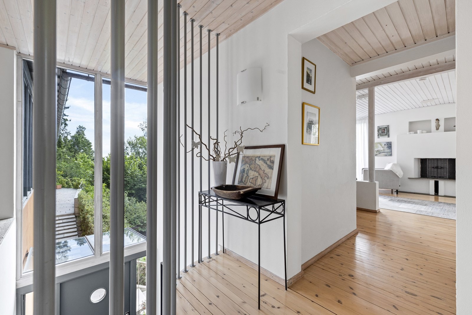 Hallen i 2.etg sett ned mot entreen og inn mot stuen. Galleribilde
