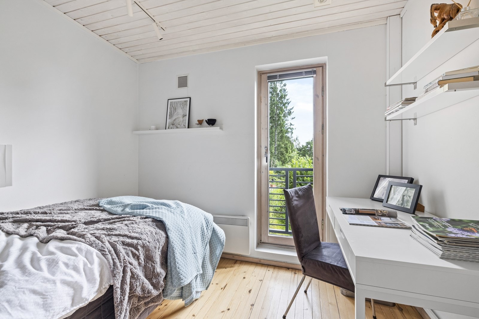 Soverom 2 i 2.etg ligger i tillknytning til stuen. Her er det også fransk balkong. Galleribilde
