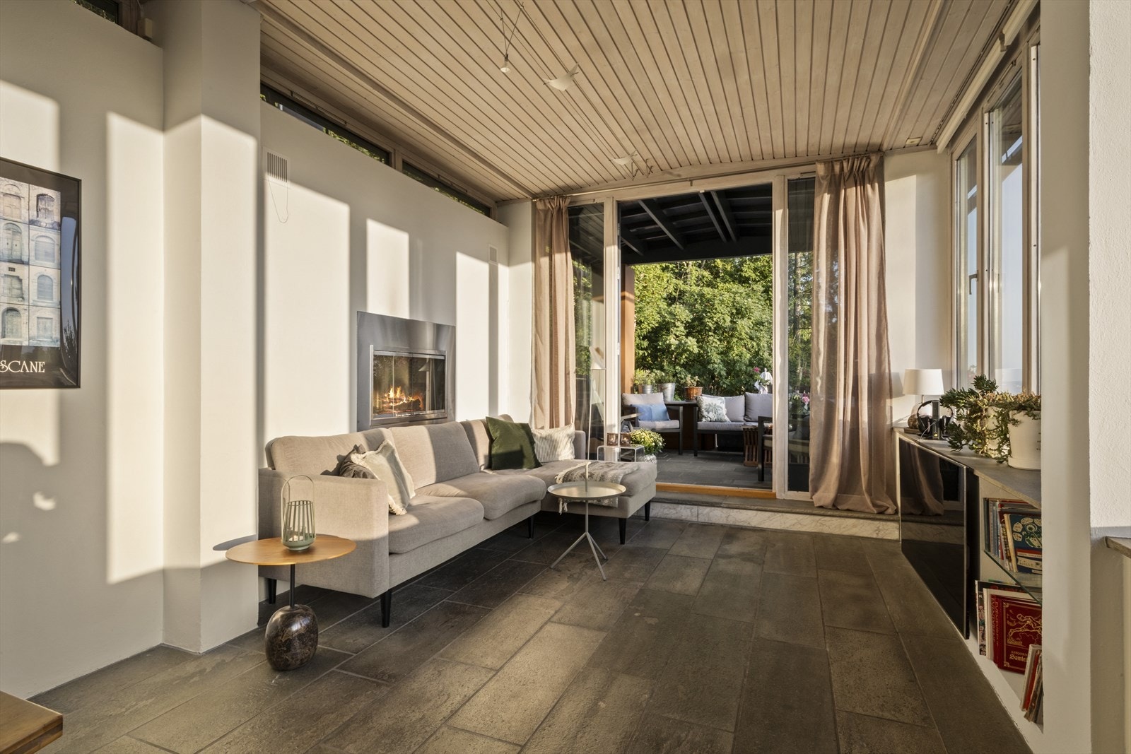 Solen flommer inn i stuen. Galleribilde