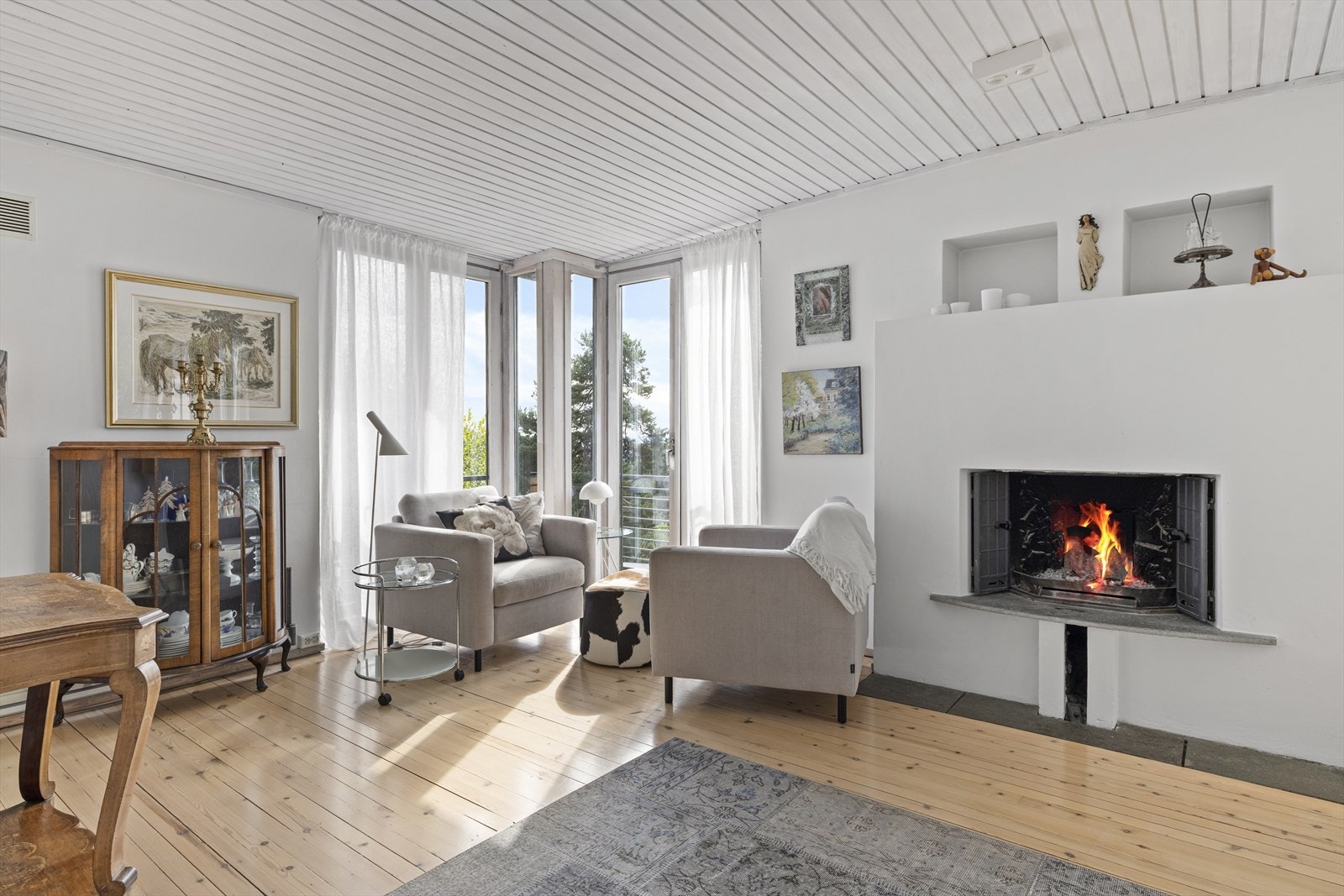 Hyggelig stue med lys inn fra 3 sider. Galleribilde