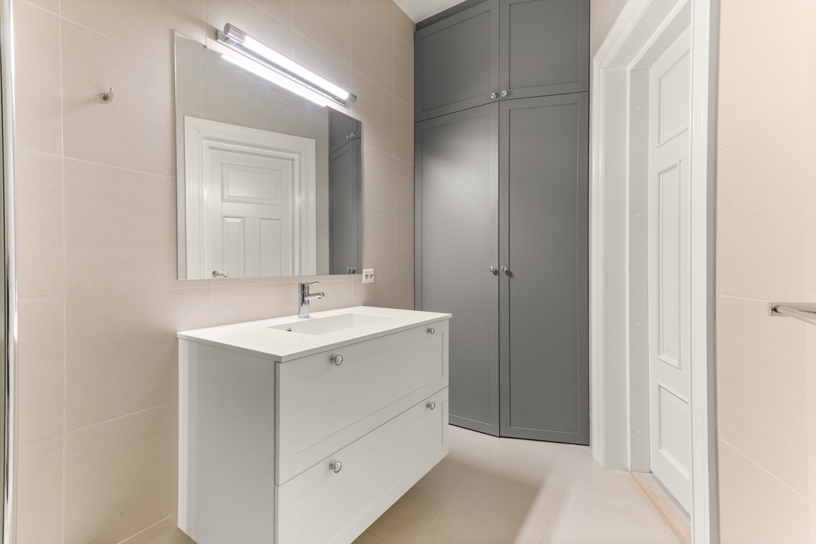 Plassbygget skap for ekstra lagring og med tilrettelagt plass for vaskemaskin og tørketrommel Galleribilde