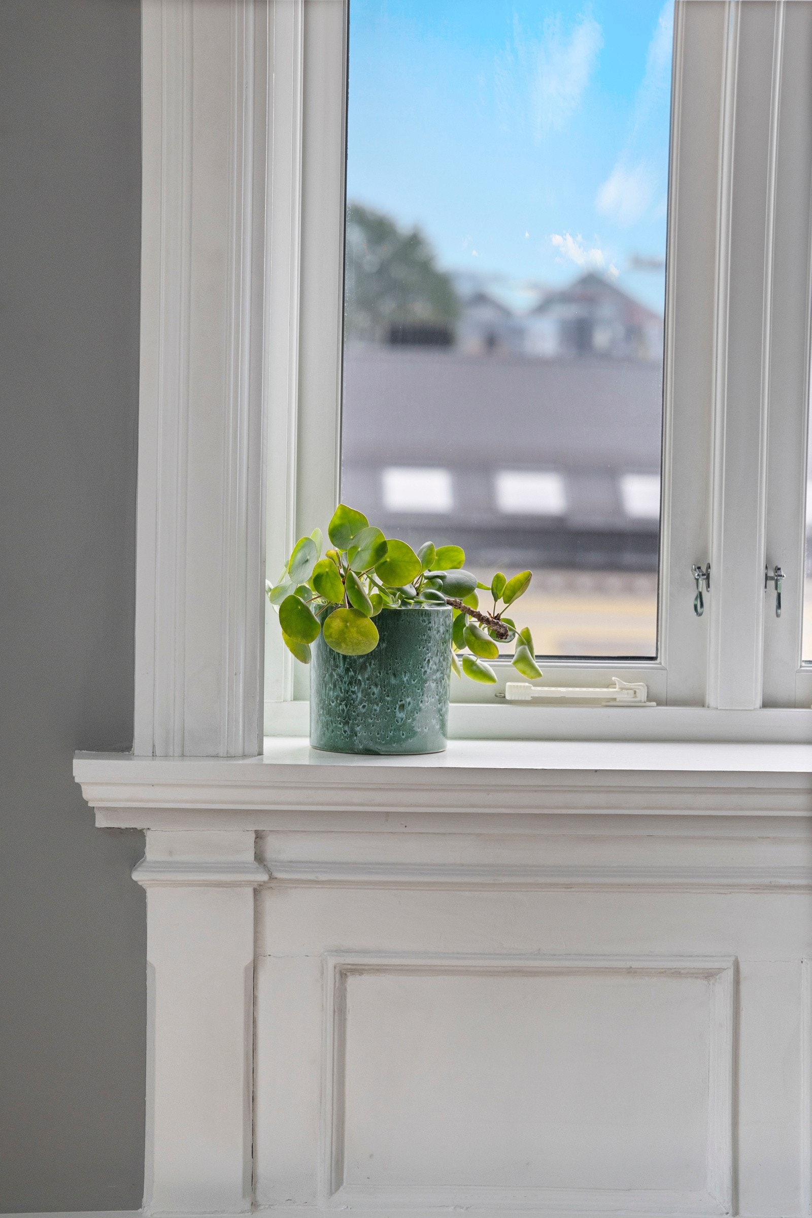 Store vindusflater med tradisjonelle dype karmer Galleribilde