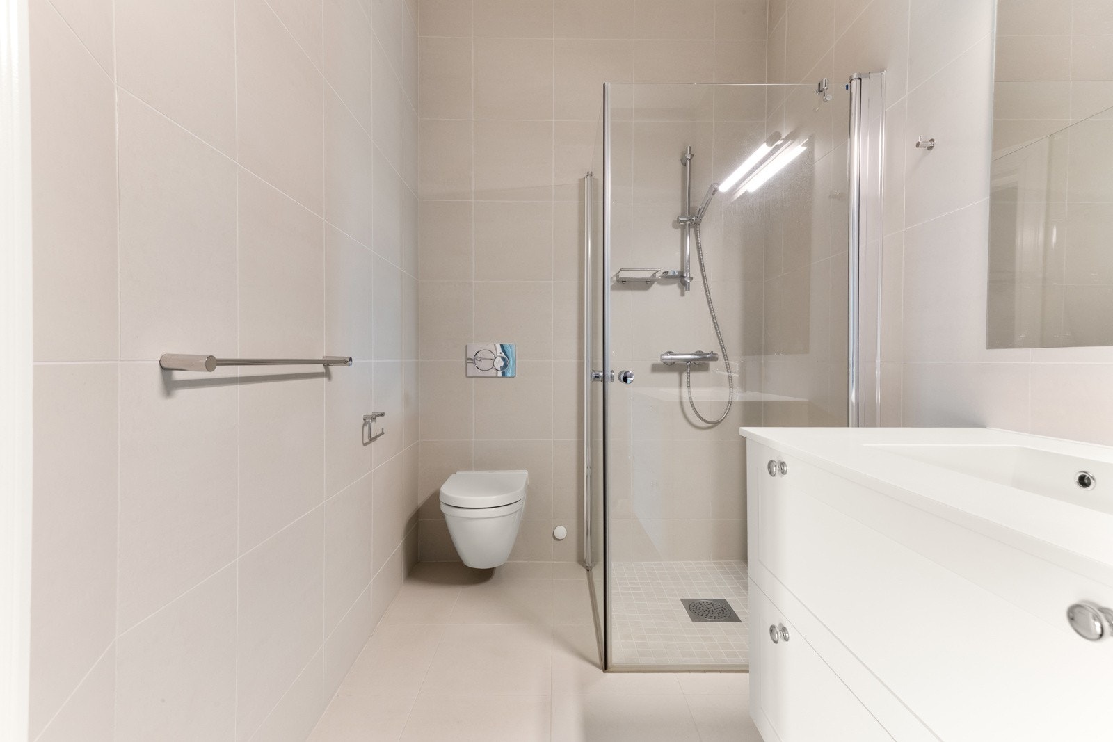 Delikat flislagt baderom fra 2015 med gulvvarme Galleribilde