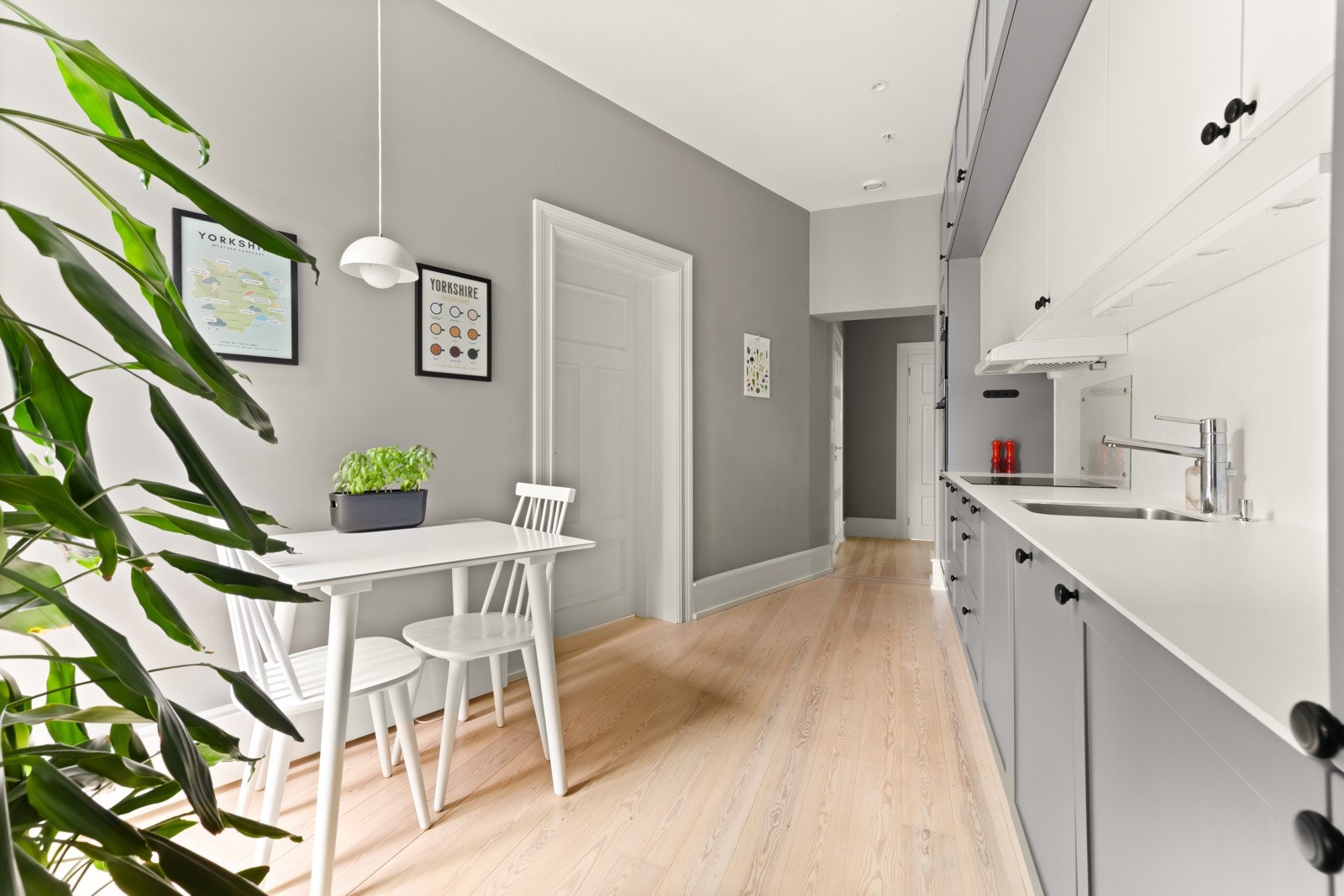 På kjøkkenet har man også fint plass til et spisebord Galleribilde