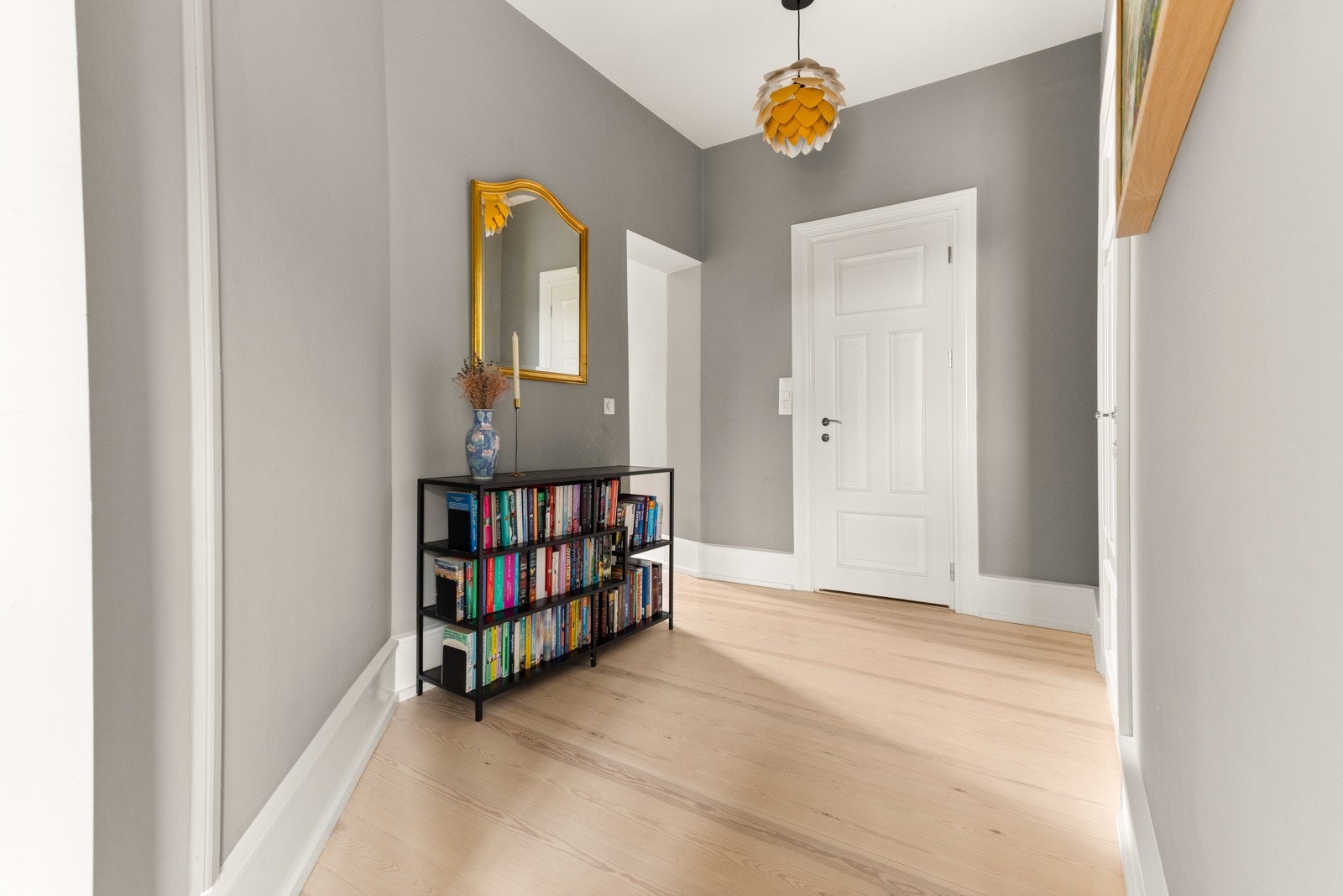 Leiligheten har gjennomgående lyse og tidsriktige overflater Galleribilde