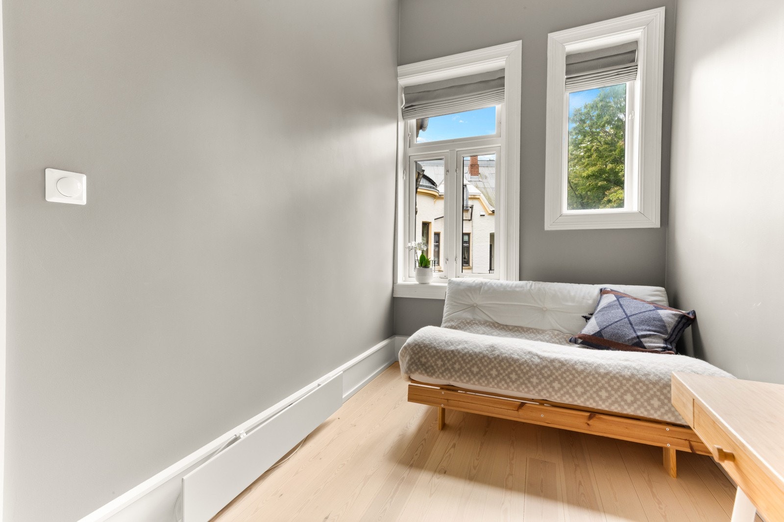 Her har man fint plass til en seng eller sovesofa samt garderobeløsning Galleribilde