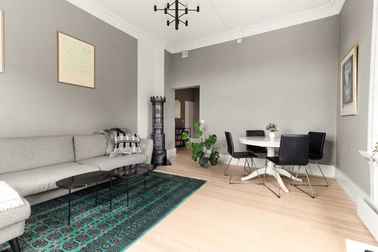 Stuen er luftig og romslig hvor man også har flere møbleringsmuligheter Galleribilde