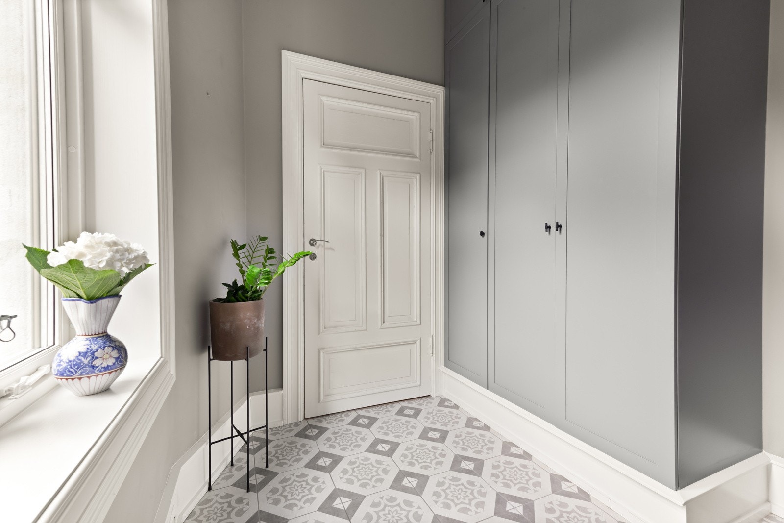 Praktisk plassbygget garderobe hvor yttertøy og sko enkelt kan ryddes bort Galleribilde