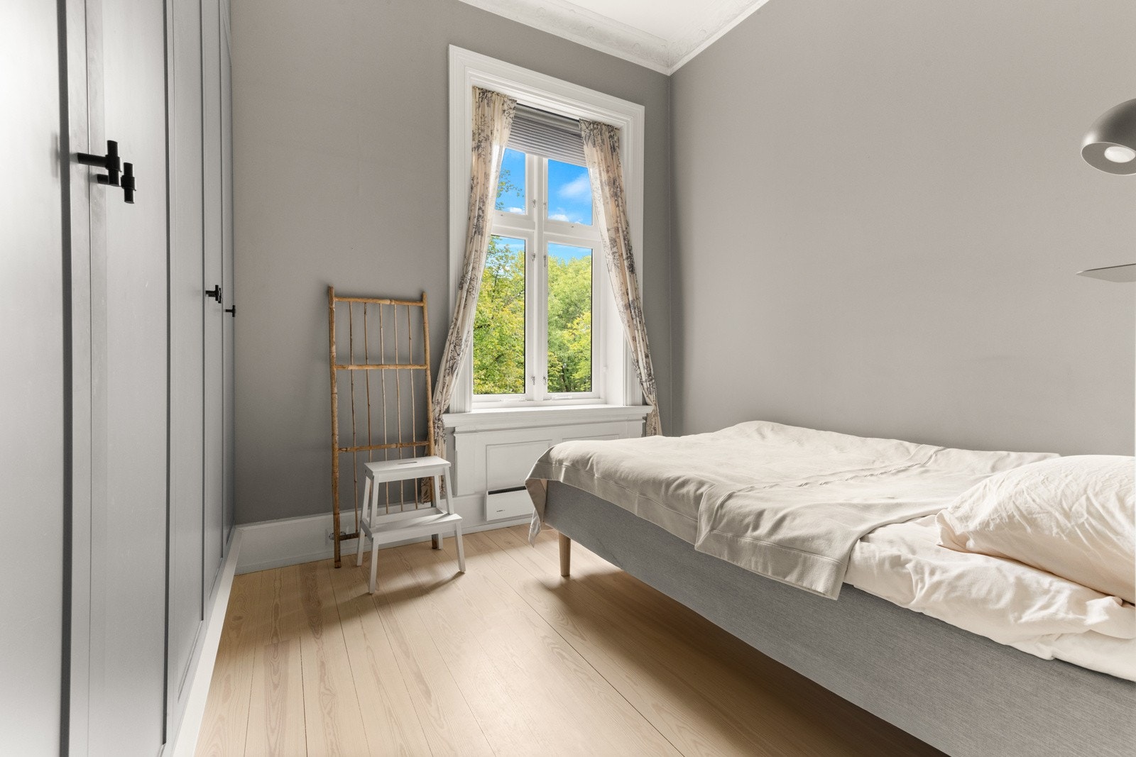 Hovedsoverom med god plass til dobbeltseng og romslig plassbygget garderobeløsning Galleribilde