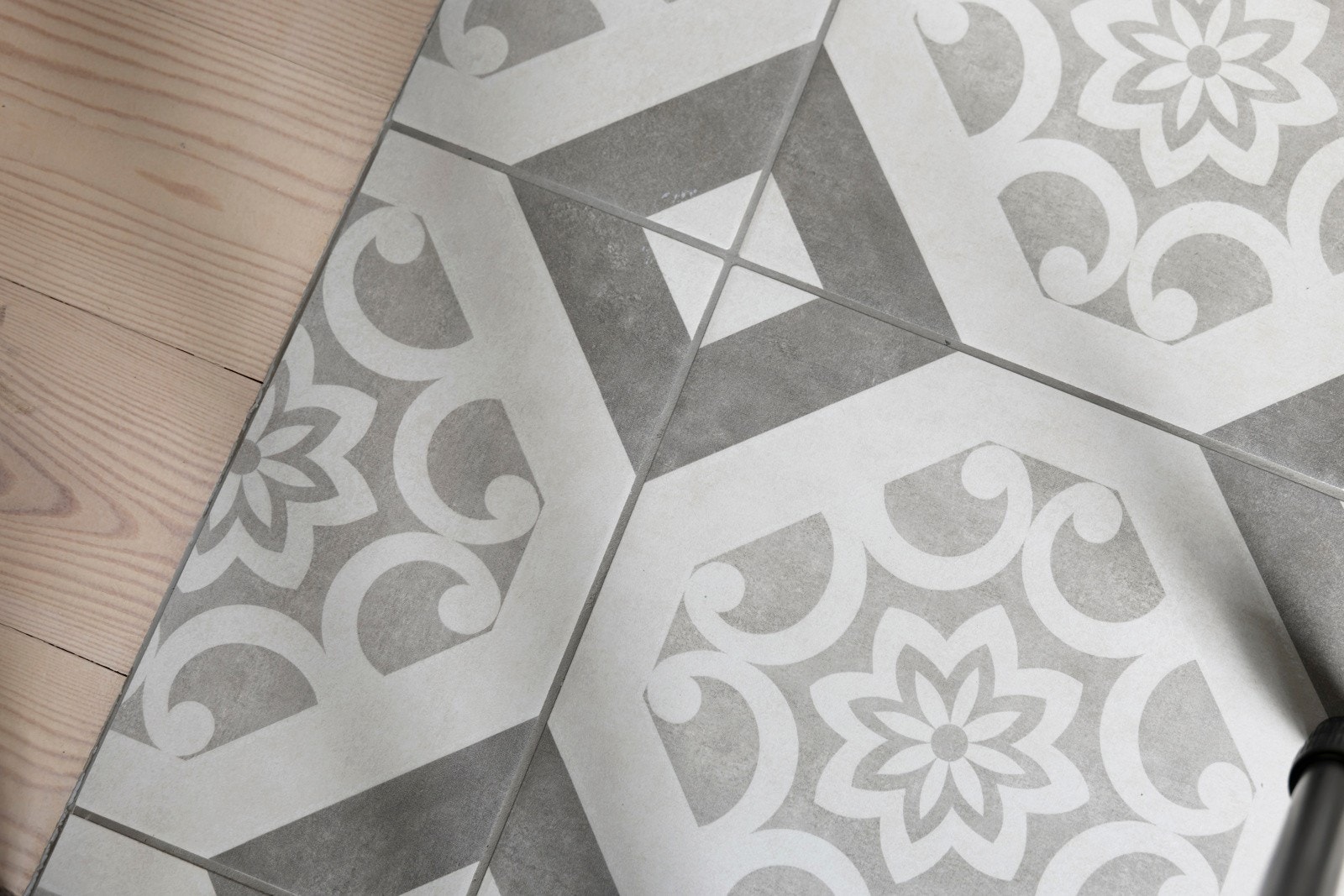 Flotte fliser i entré som flyter fint med den gjennomgående enstavs parketten i resten av leiligheten Galleribilde