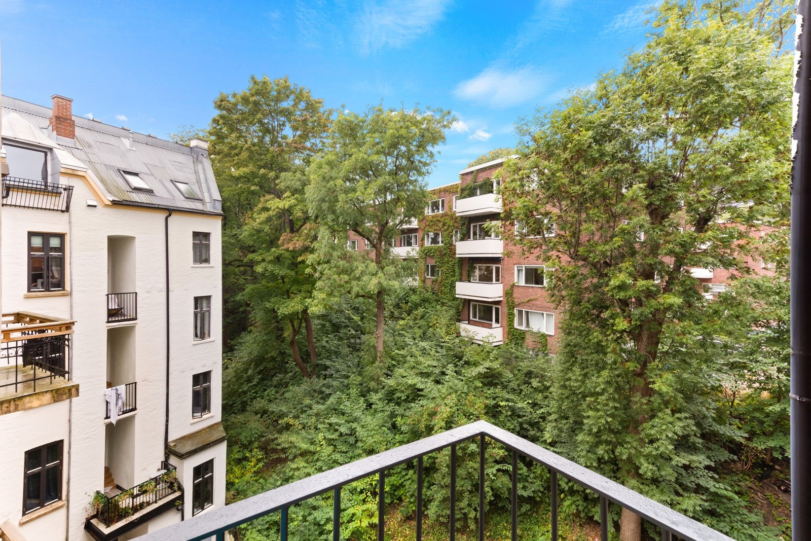 Balkongen ligger vendt mot bakgård Galleribilde