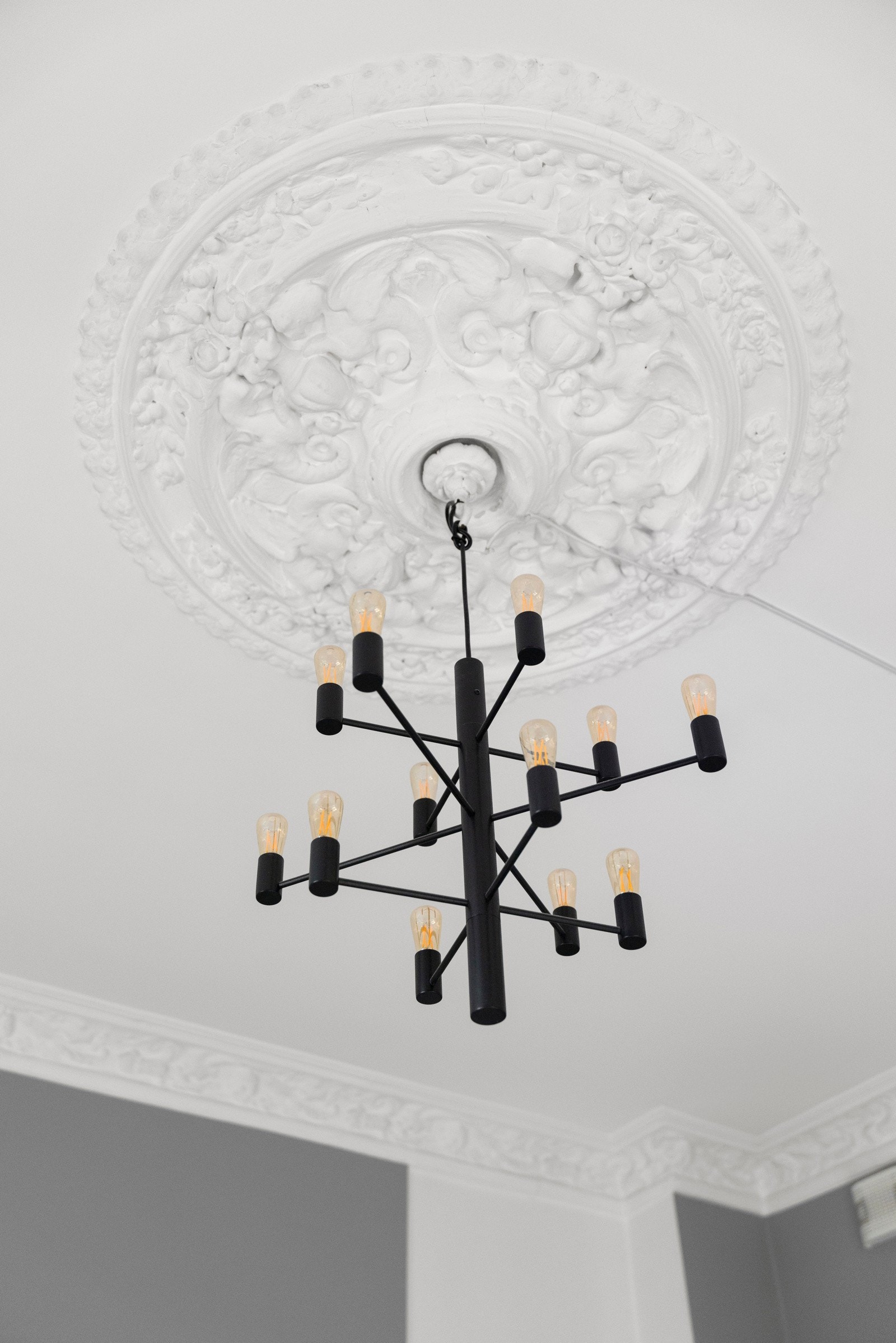 Klassiske detaljer som stukkatur, rosetter og en imponerende takhøyde på hele 3,41 meter Galleribilde