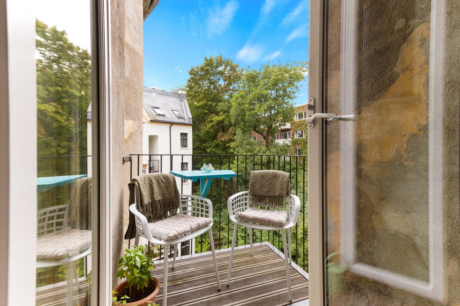 Balkongen byr på ettermiddagssol og ligger vendt mot bakgård Galleribilde