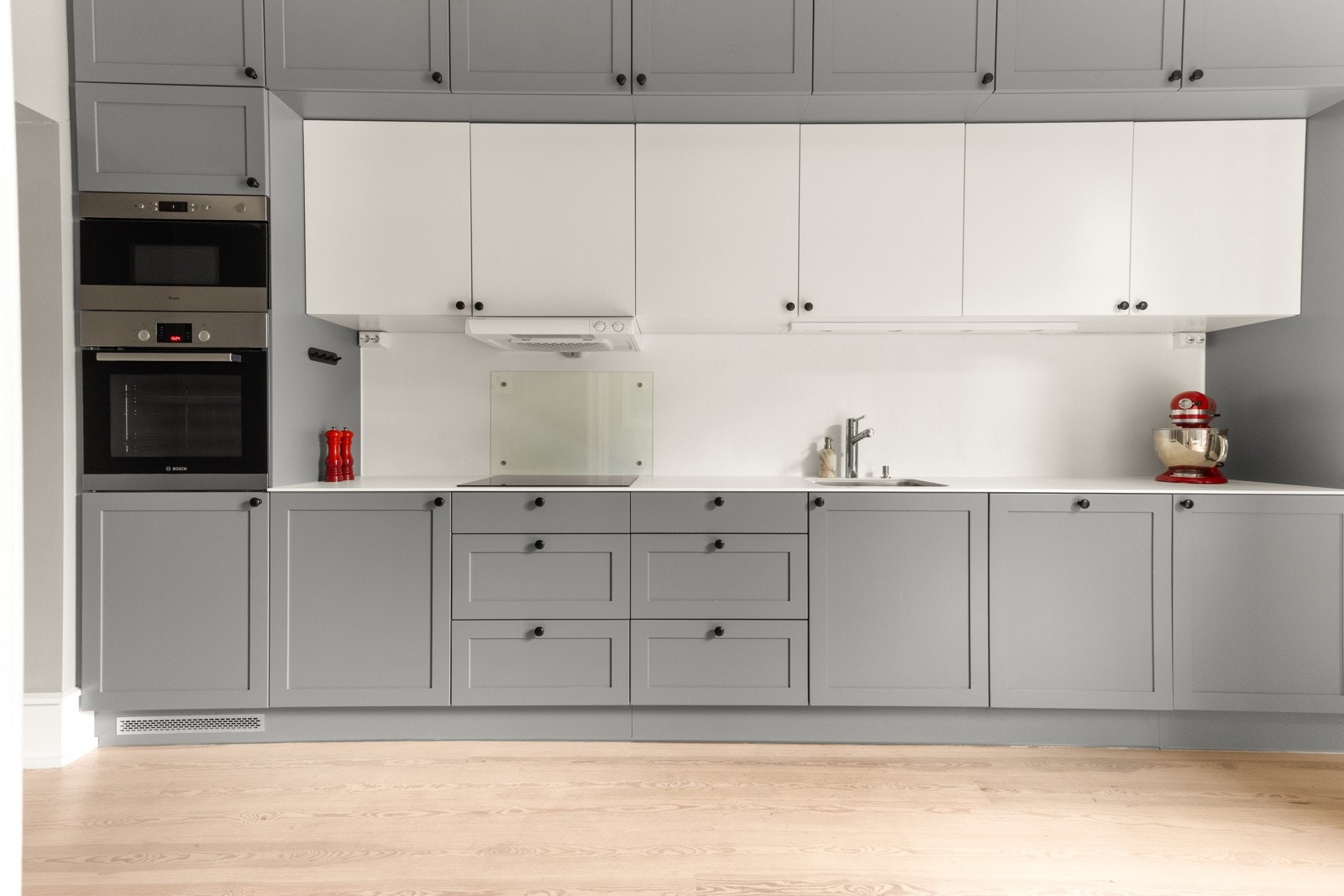 Delikat kjøkkeninnredning med gode skap- og skuffeløsninger, samt gode arbeidsflater for matlaging Galleribilde