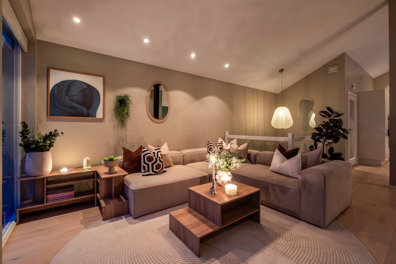 Over spisestuen og i trappeløpet er det tilrettelagt for taklamper (medfølger ikke) Galleribilde