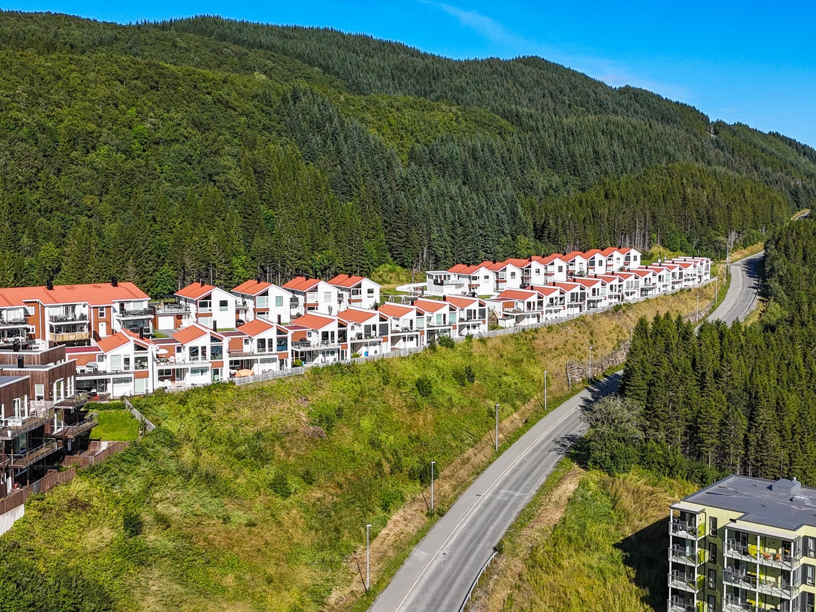 Her bor du like ved fantastiske Bodømarka med store skogsområder, tråkket skispor og flere fjelltopper Galleribilde