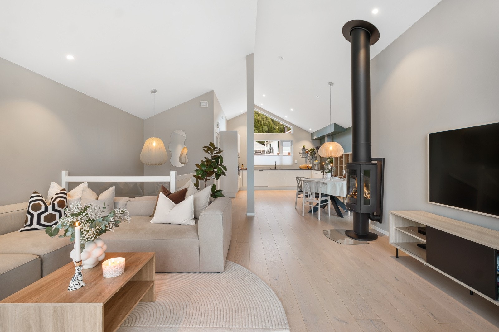 Rommet er utført med et pent parkettgulv, slette lysmalte overflater og hvitmalt himling m/downlights - Legg spesielt merke til takhøyden! Galleribilde