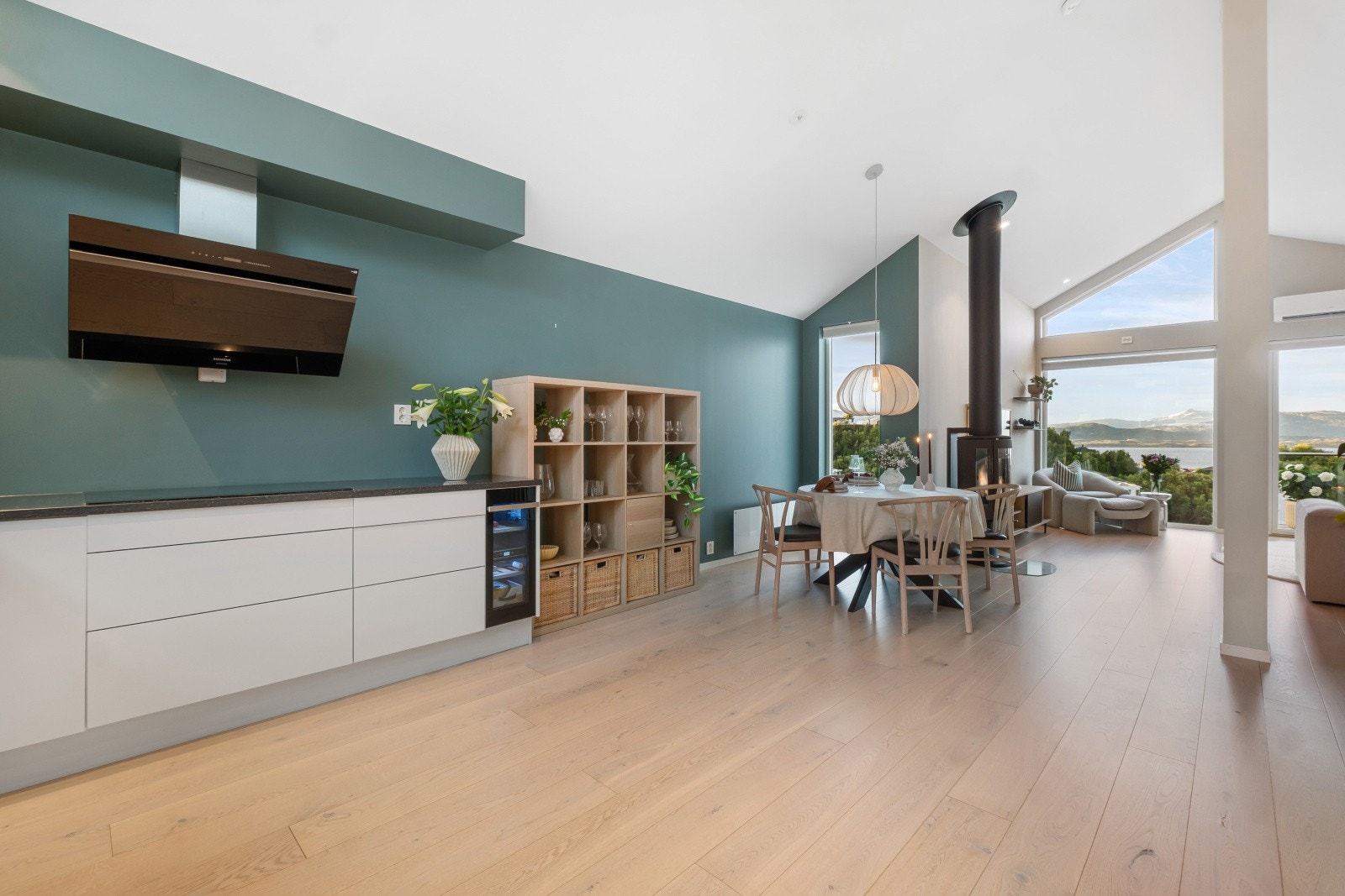 En får fint plass til større spisegruppe/langbord Galleribilde