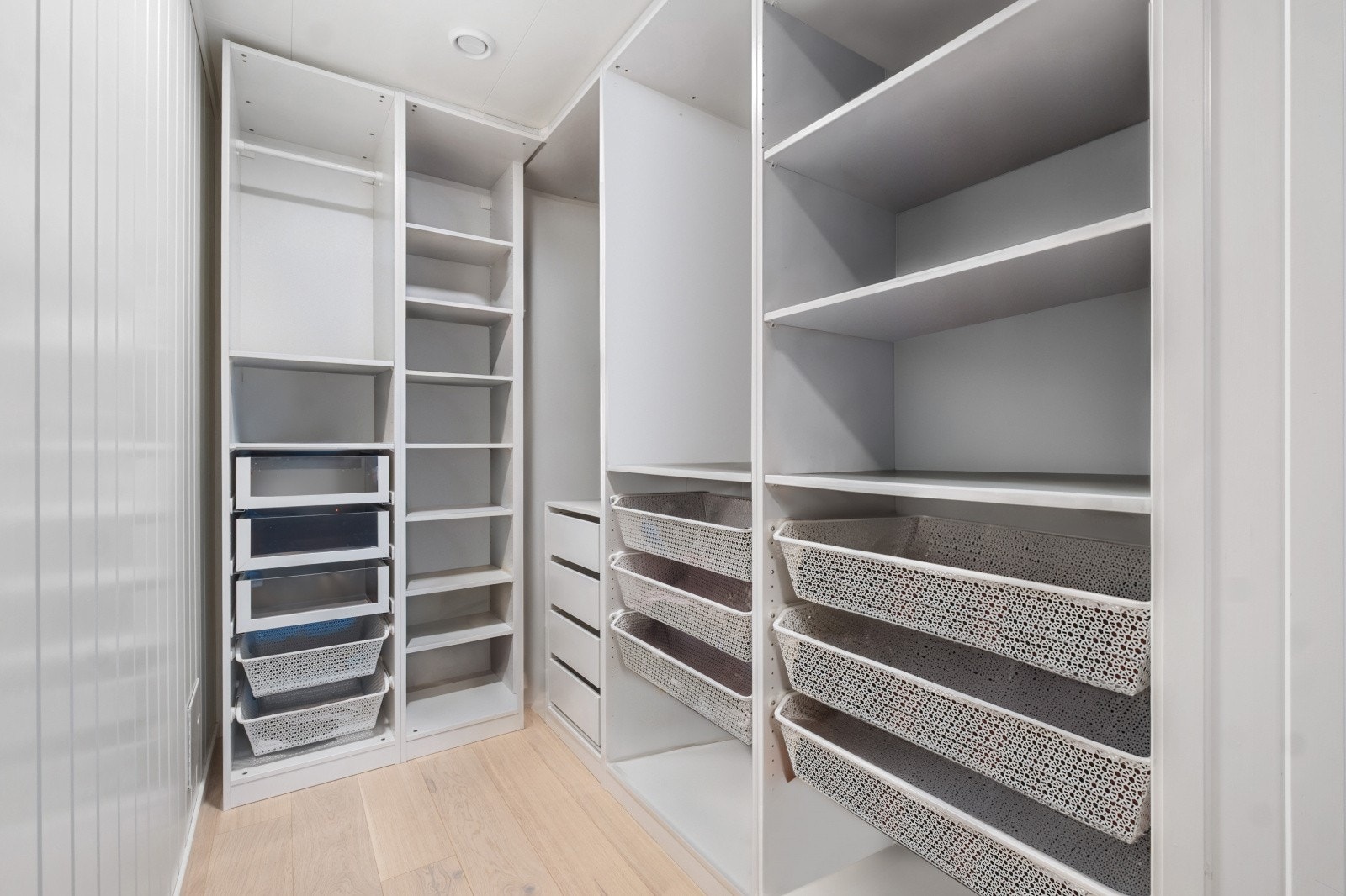 Bod/walk-in med åpent hyllesystem - Her er det hengeplass, hyller og skuffer Galleribilde