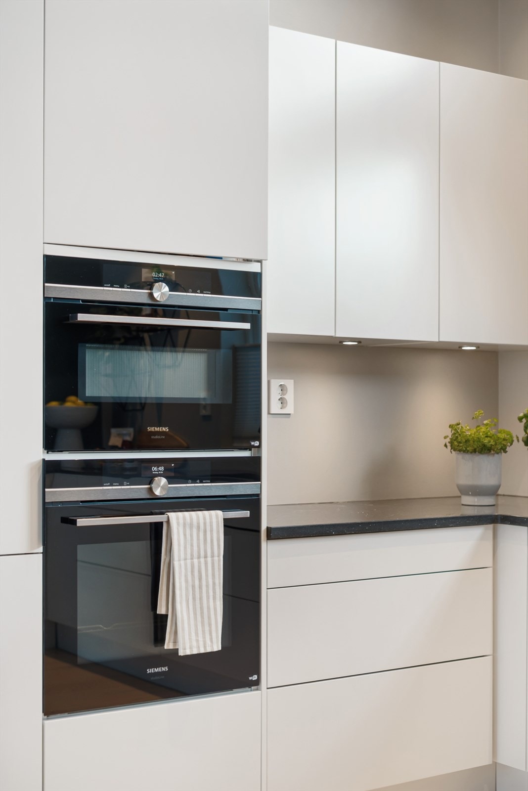 De integrerte hvitevarene medfølger naturligvis og består av komfyr med dampfunksjon, kombinert mikro/komfyr, koketopp, oppvaskmaskin og kjøleskap. Galleribilde