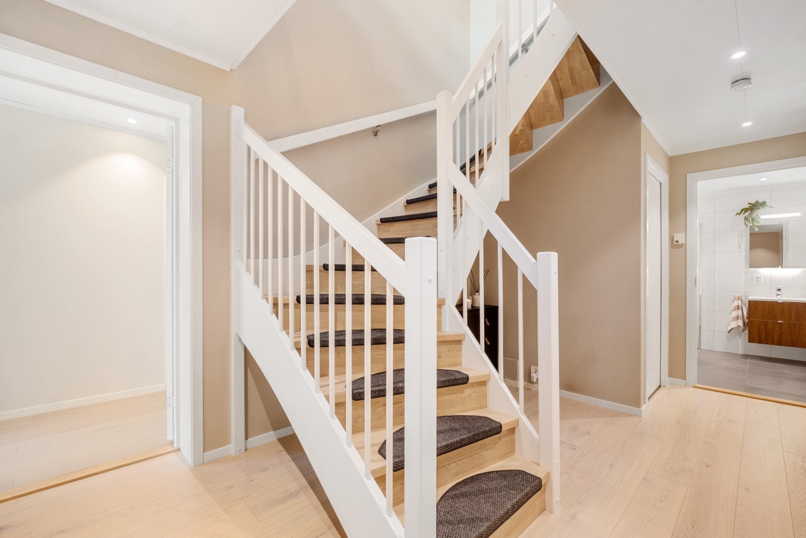 I underetasjen finner du hele fire soverom, kjellerstue, bad, vaskerom og to kjekke boder Galleribilde