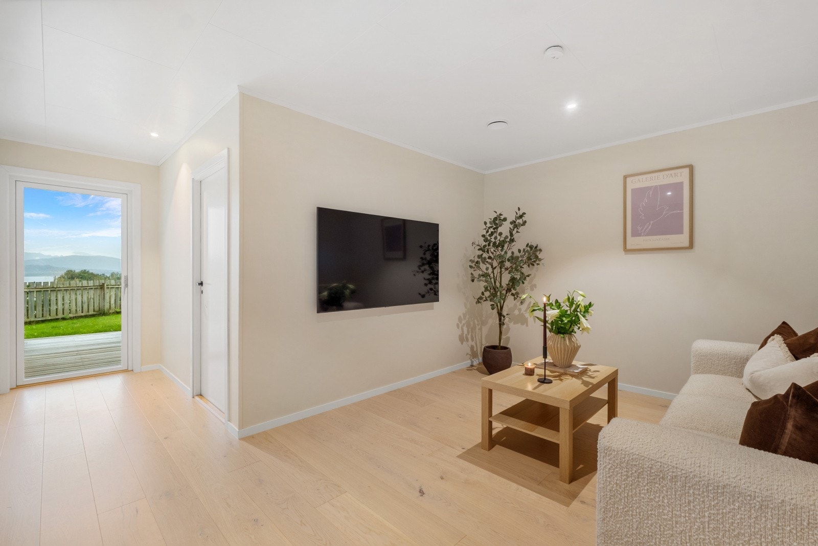 Kjellerstuen har utgang til terrasse og hage - I tillegg er det etablert ekstra soverom (opprinnelig del av kjellerstuen) Galleribilde