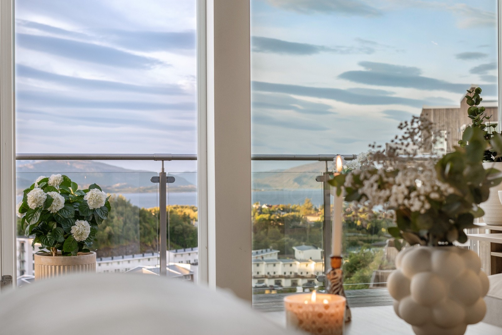 Glassrekkverket på balkongen sørger for at utsikten kan nytes sittende både inne og ute Galleribilde