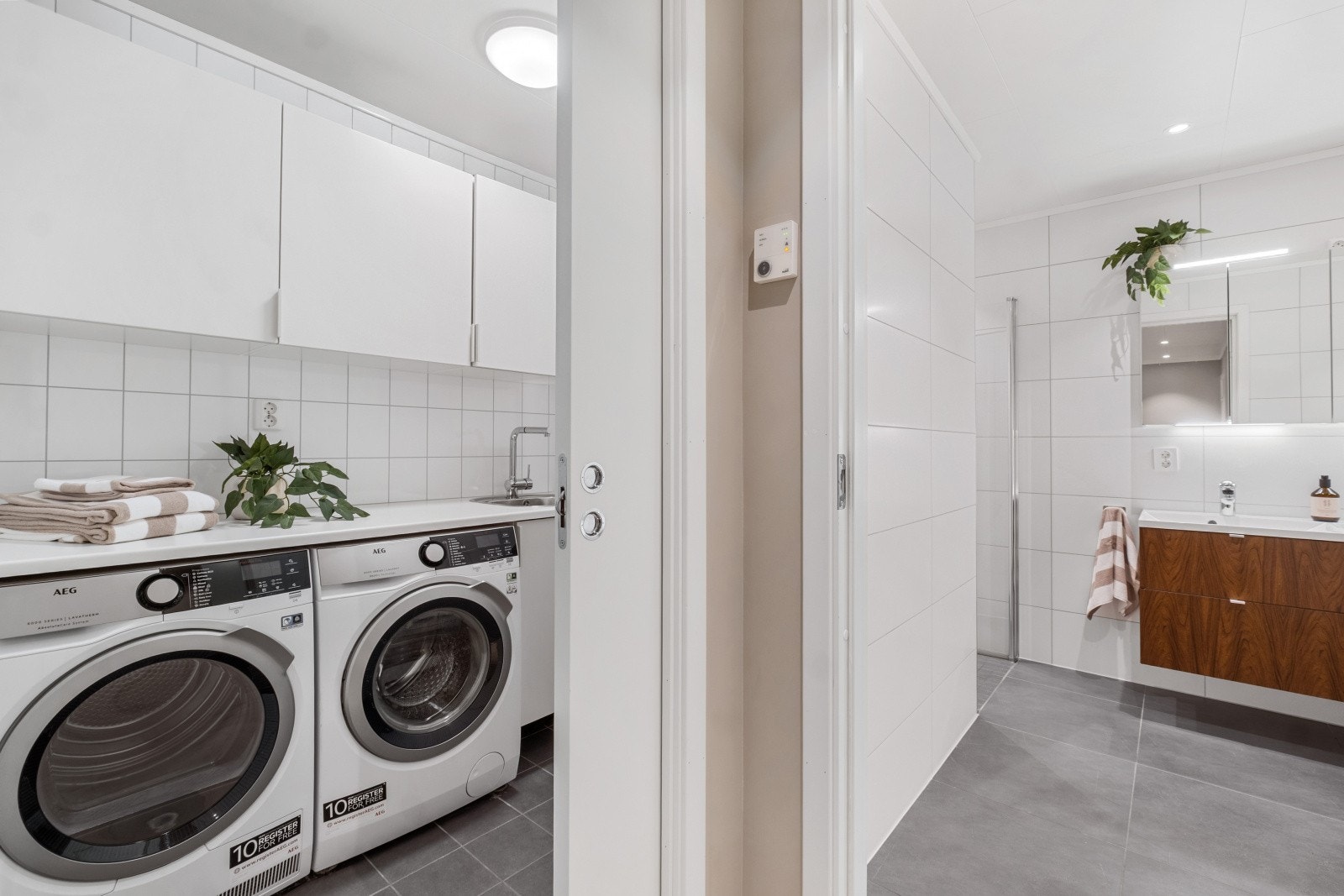 Vaskerommet er også flislagt i tidløse farger Galleribilde