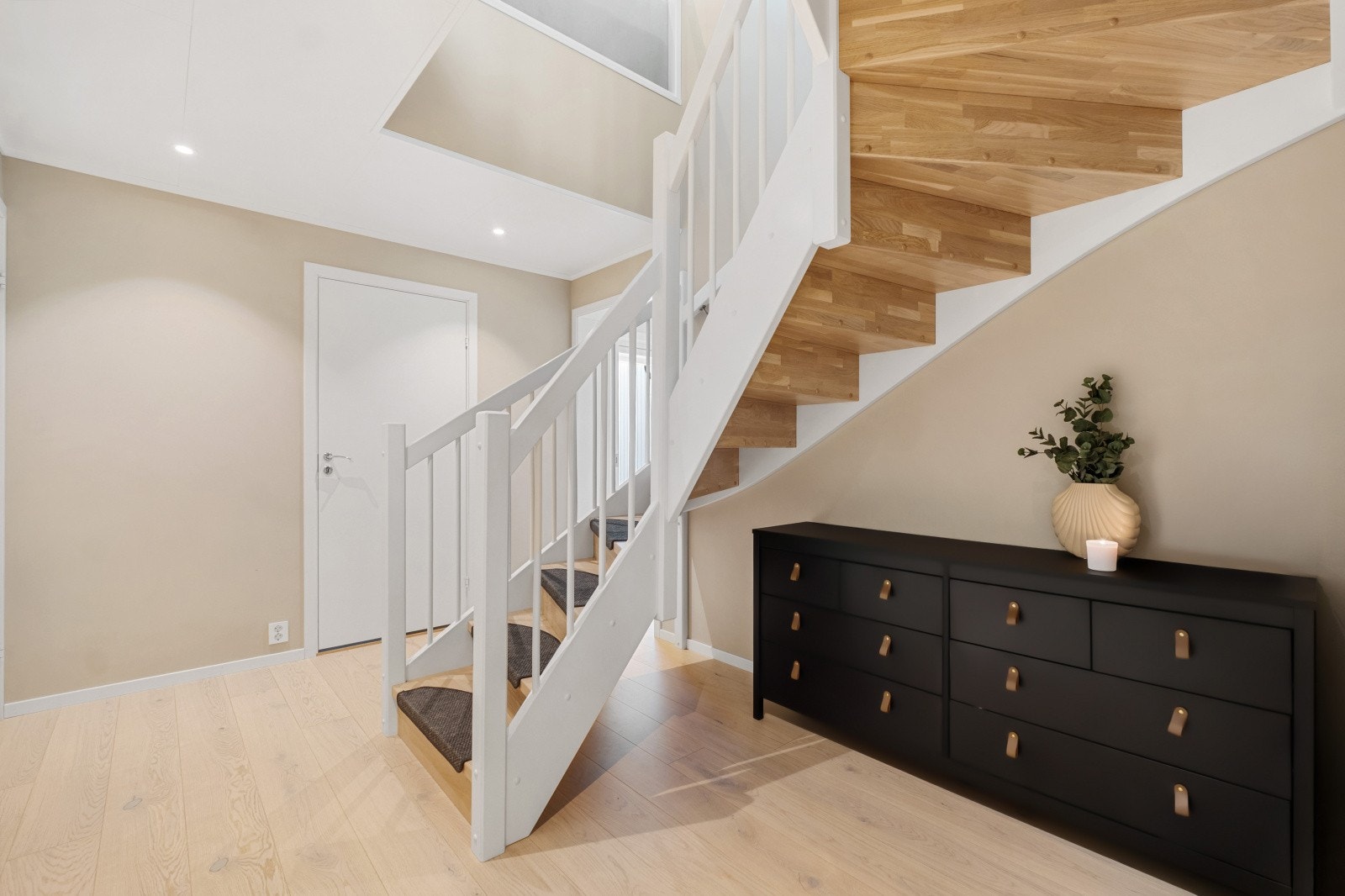 Det åpne arealer under trappen kan fint benyttes som kontorplass eller oppbevaring i form av kommode etc. Galleribilde