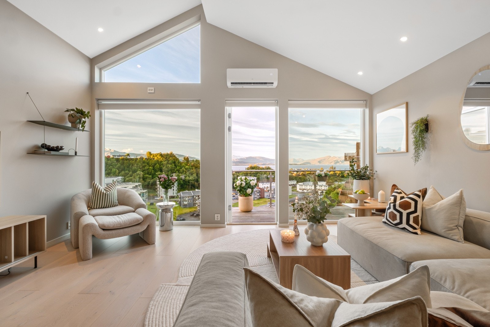 Stuen er sørvendt og de store vinduene gir deg vakker utsikt over fjord og fjell Galleribilde