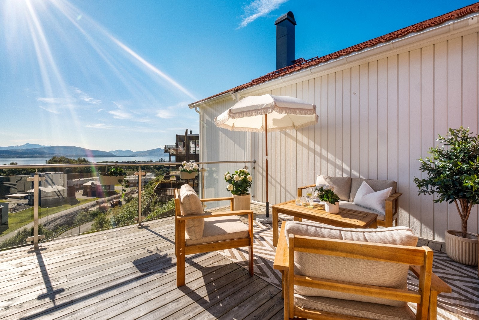 Enestående utsikt nedover dalen og over Saltfjorden med bl.a. Børvasstindan i bakgrunnen Galleribilde