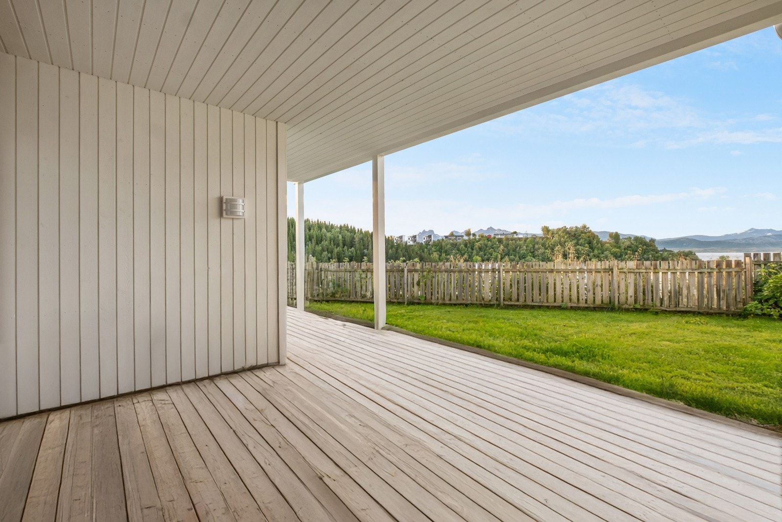 Her sitter du godt i le for vær og vind - Det er også en fin hageflekk i front Galleribilde