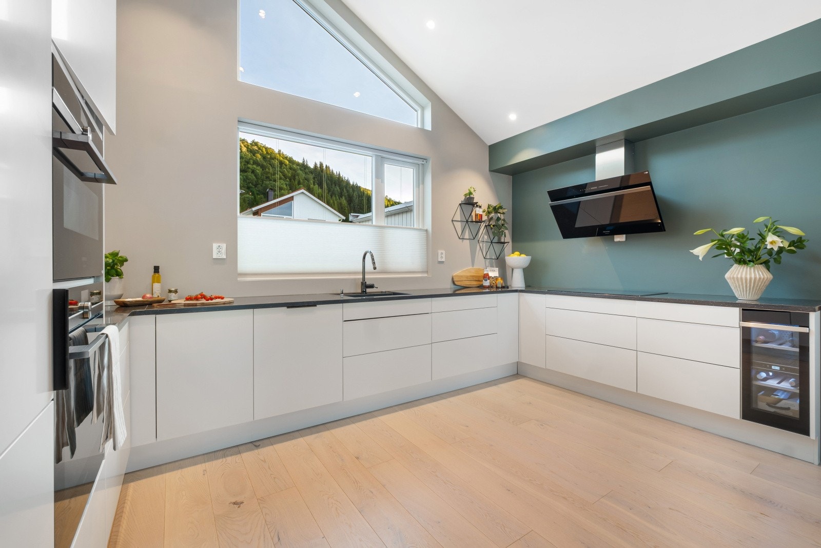 Svært godt utbygget med skap- og benkeplass Galleribilde