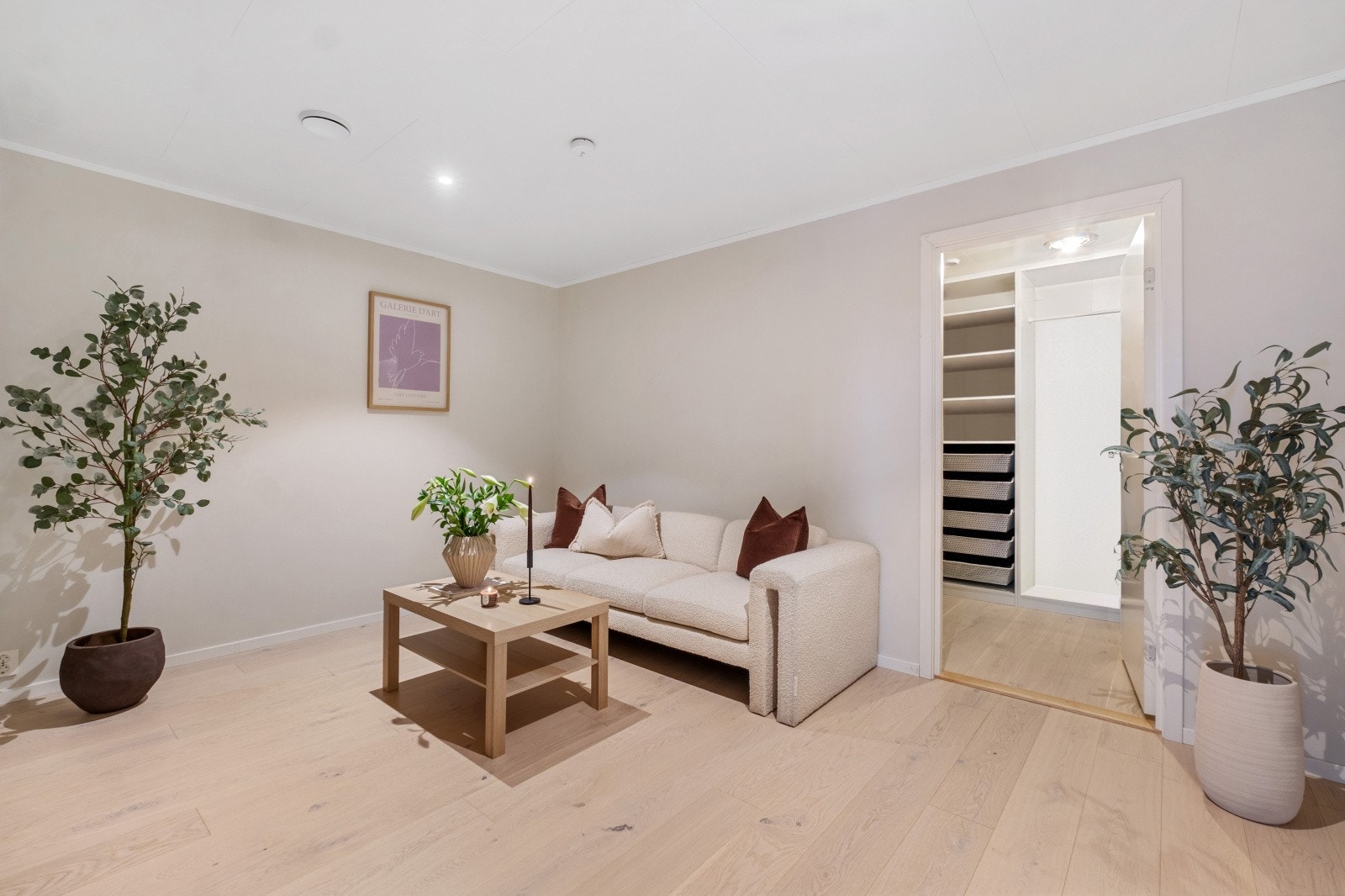 Innenfor Kjellerstuen finner du den største boden, som er utstyrt med garderobeskap Galleribilde